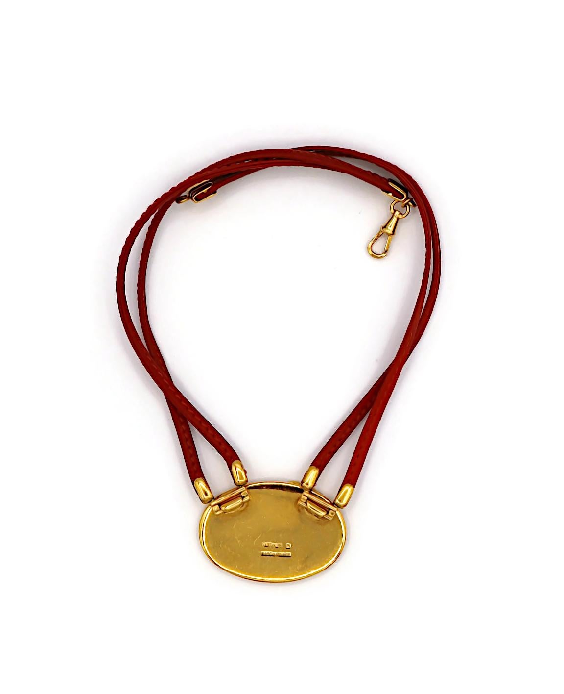 Collana con medaglione in pelle e smalto HERMES Vintage in vendita 8
