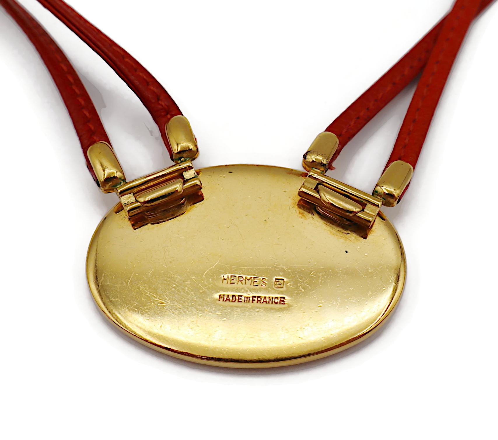 Collana con medaglione in pelle e smalto HERMES Vintage in vendita 9