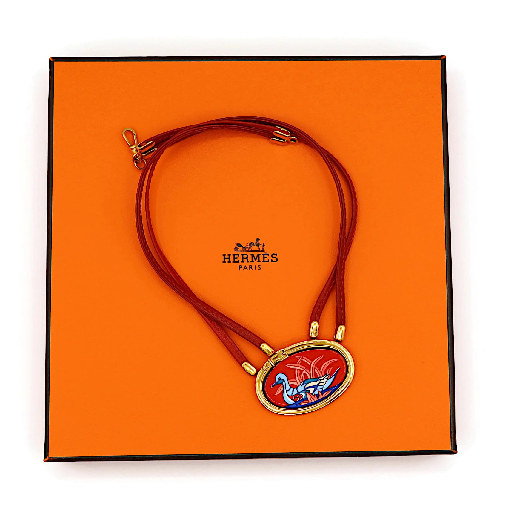 Collana con medaglione in pelle e smalto HERMES Vintage In condizioni buone in vendita a Nice, FR