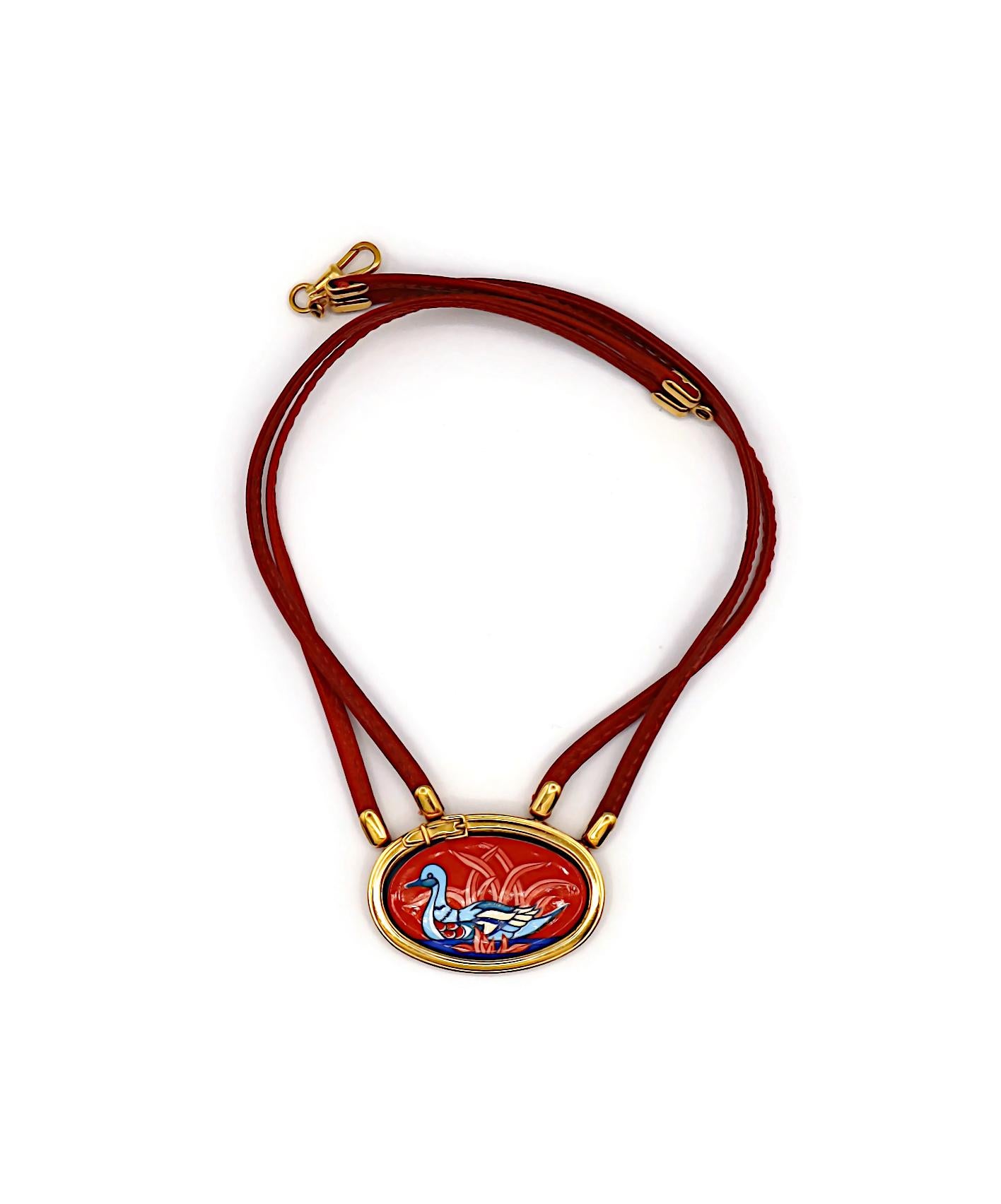 Donna Collana con medaglione in pelle e smalto HERMES Vintage in vendita