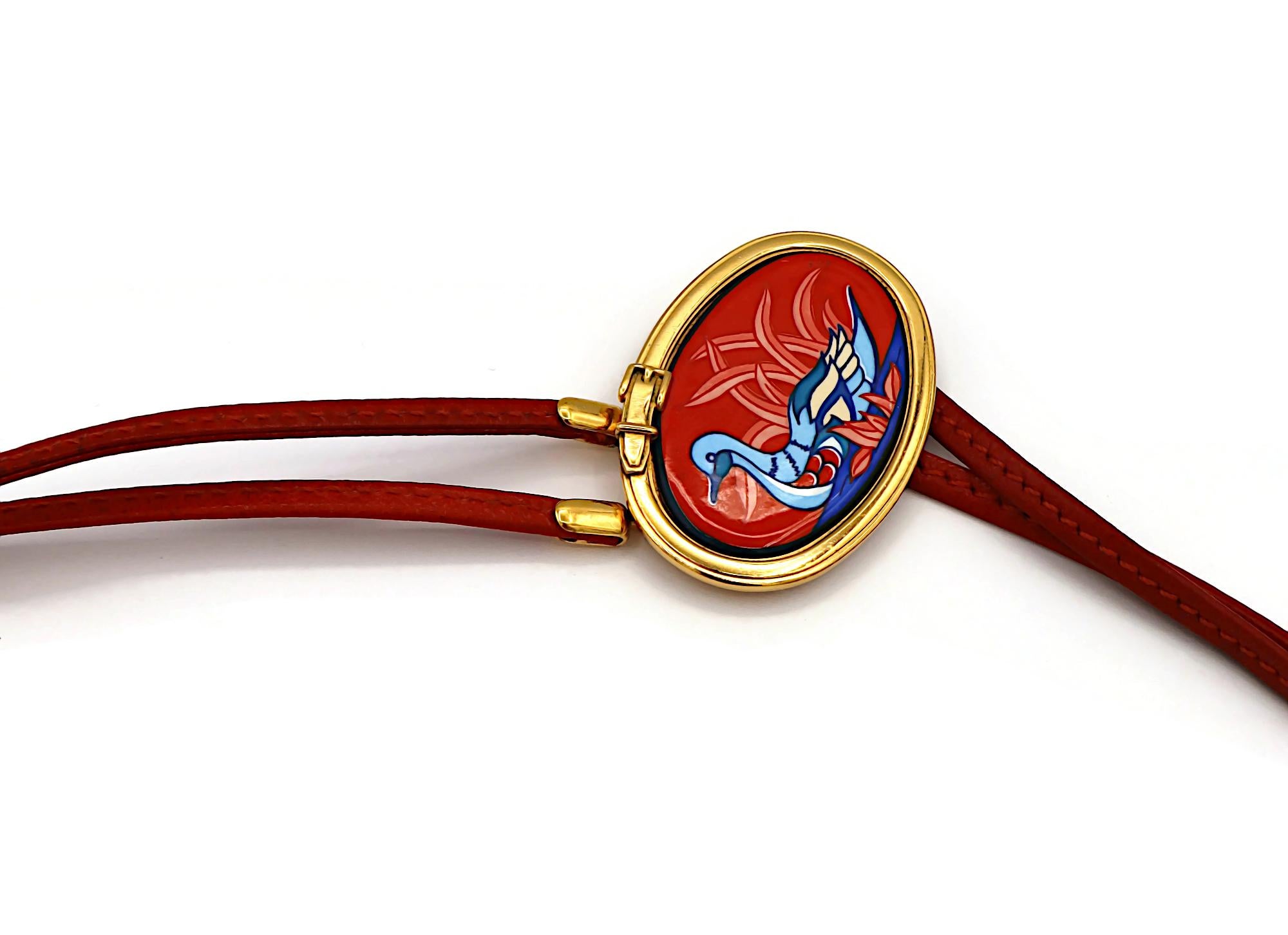 Collana con medaglione in pelle e smalto HERMES Vintage in vendita 3