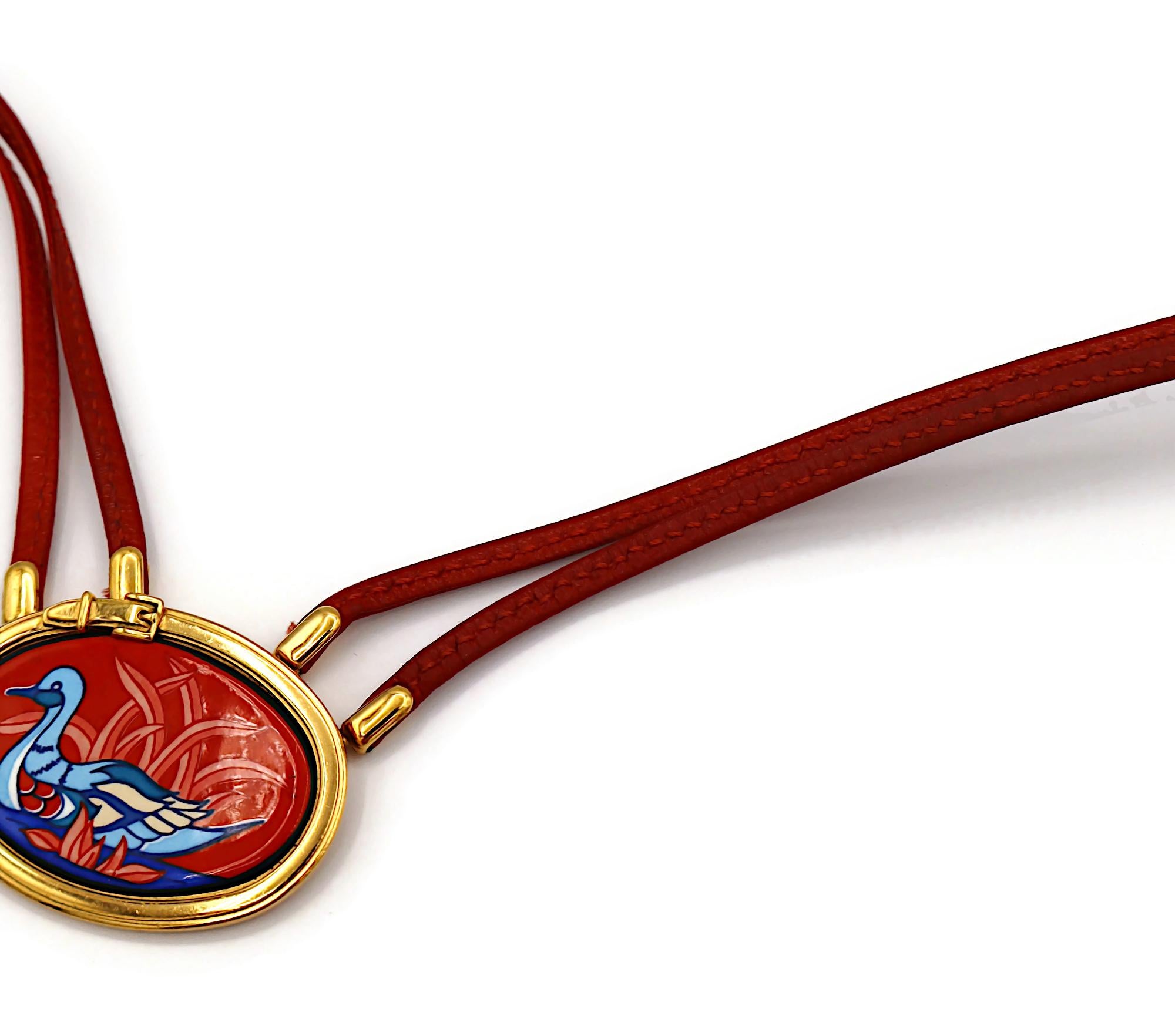 Collana con medaglione in pelle e smalto HERMES Vintage in vendita 5