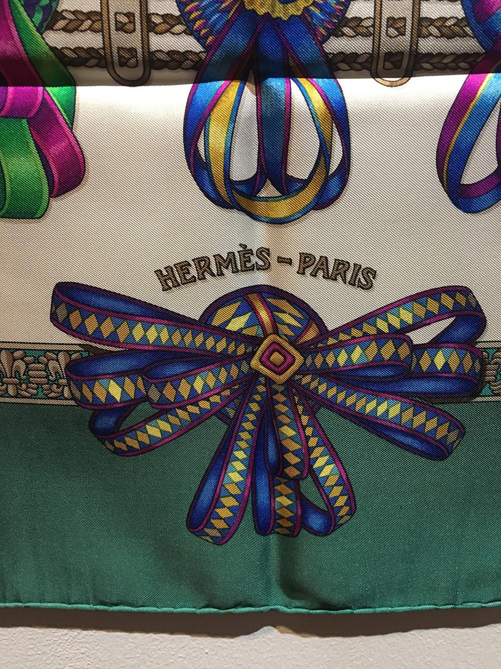 Hermès - Écharpe vintage « Les Rubans du Cheval » en soie verte Bon état - En vente à Philadelphia, PA