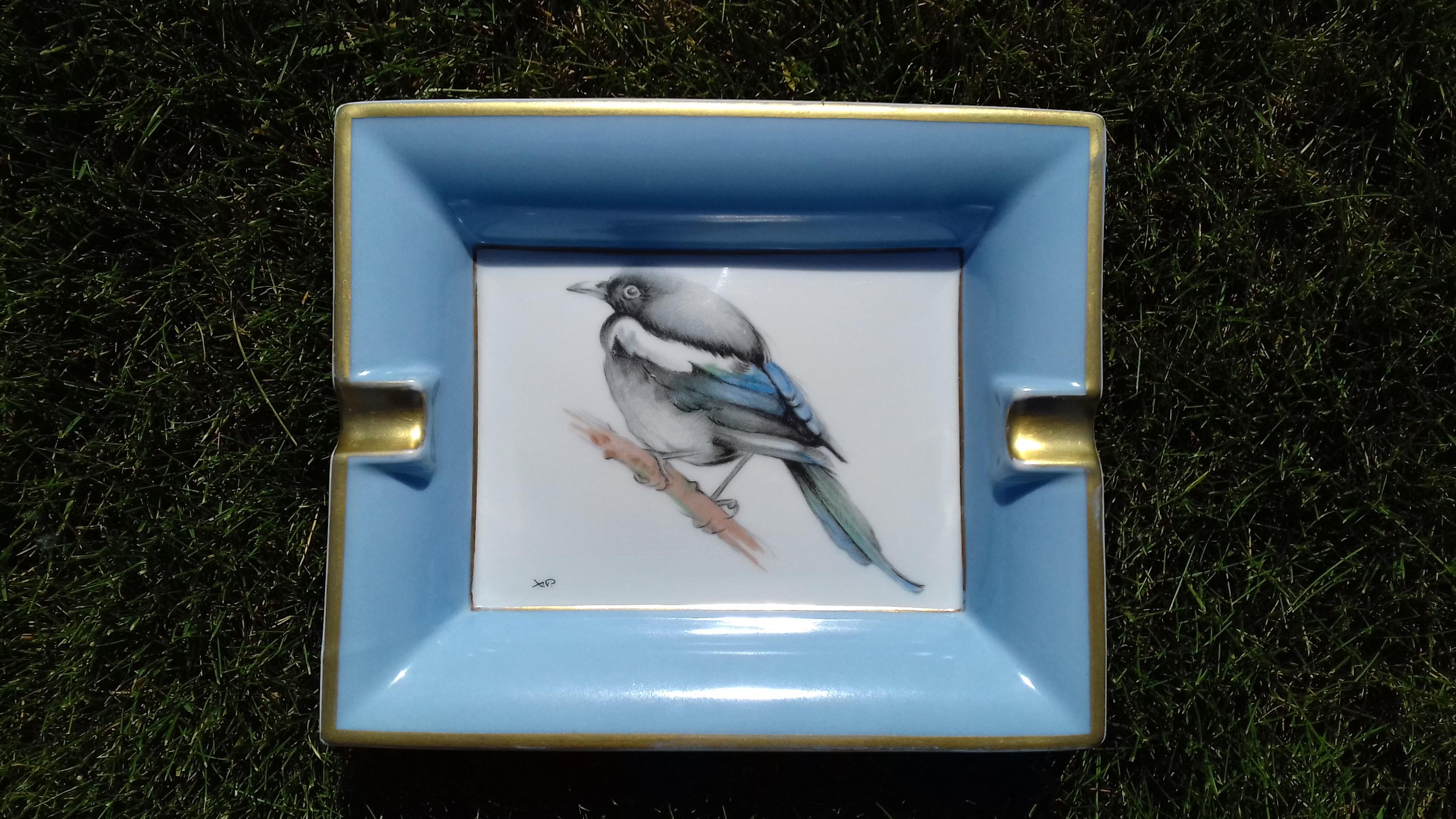 Rare Authentic Hermès Ashtray

Pattern: Magpie (Pie)

Made in France

Made of Printed Porcelain of Limoges and golden edges

Colorways: White, Blue, Black, White, Green

