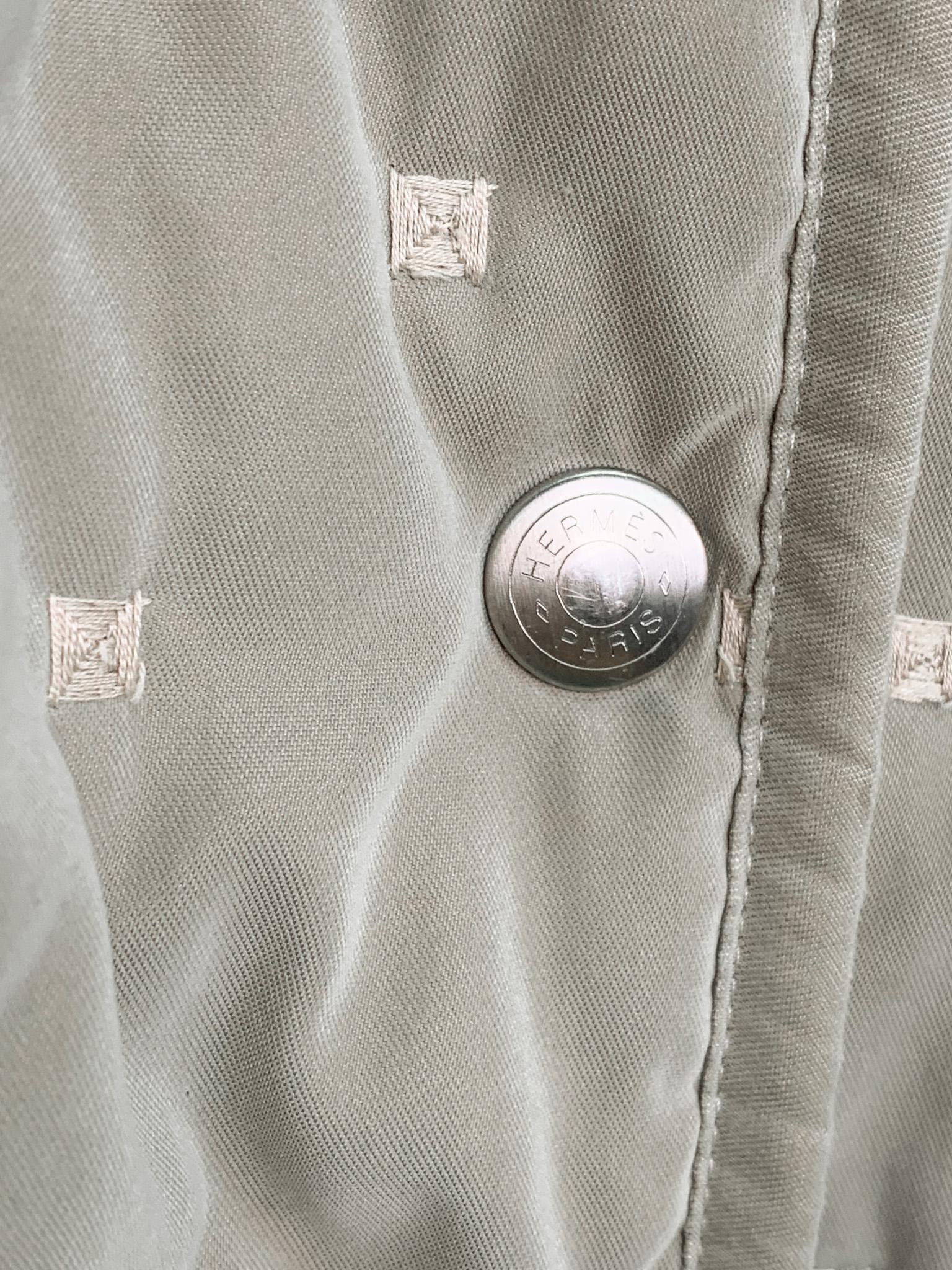 Hermes lightweight embroidered jacket/shacket with logo buttons. Made of a very high-end fabric resembling peach peel to the touch. The way this material reflects the light deserves a particular mention: its peachy, matte surface neither absorbs