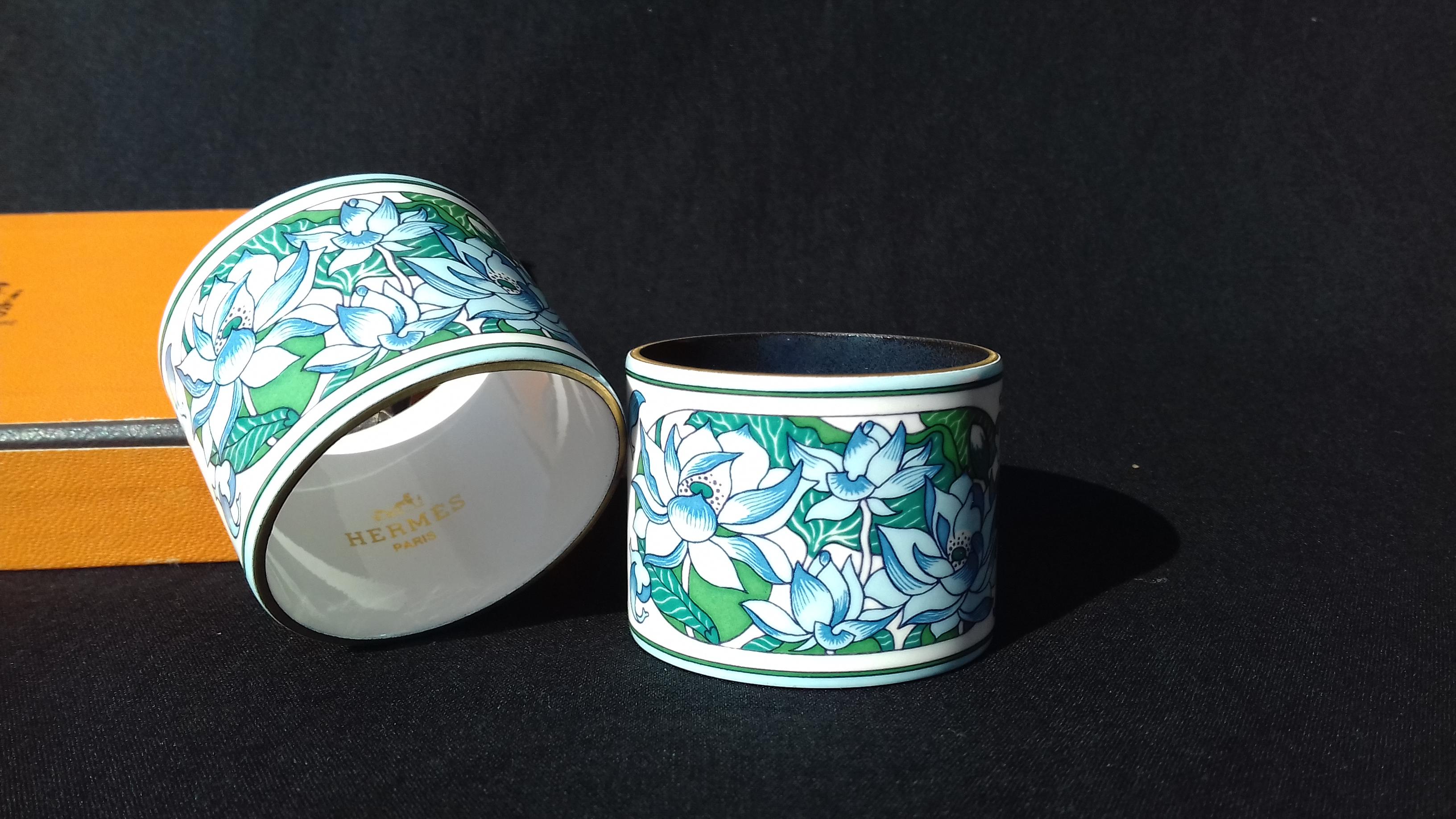Beautiful Authentic Hermès Napkin Rings

Set of 2 

Pattern: Lotus Flowers

Made in Austria


