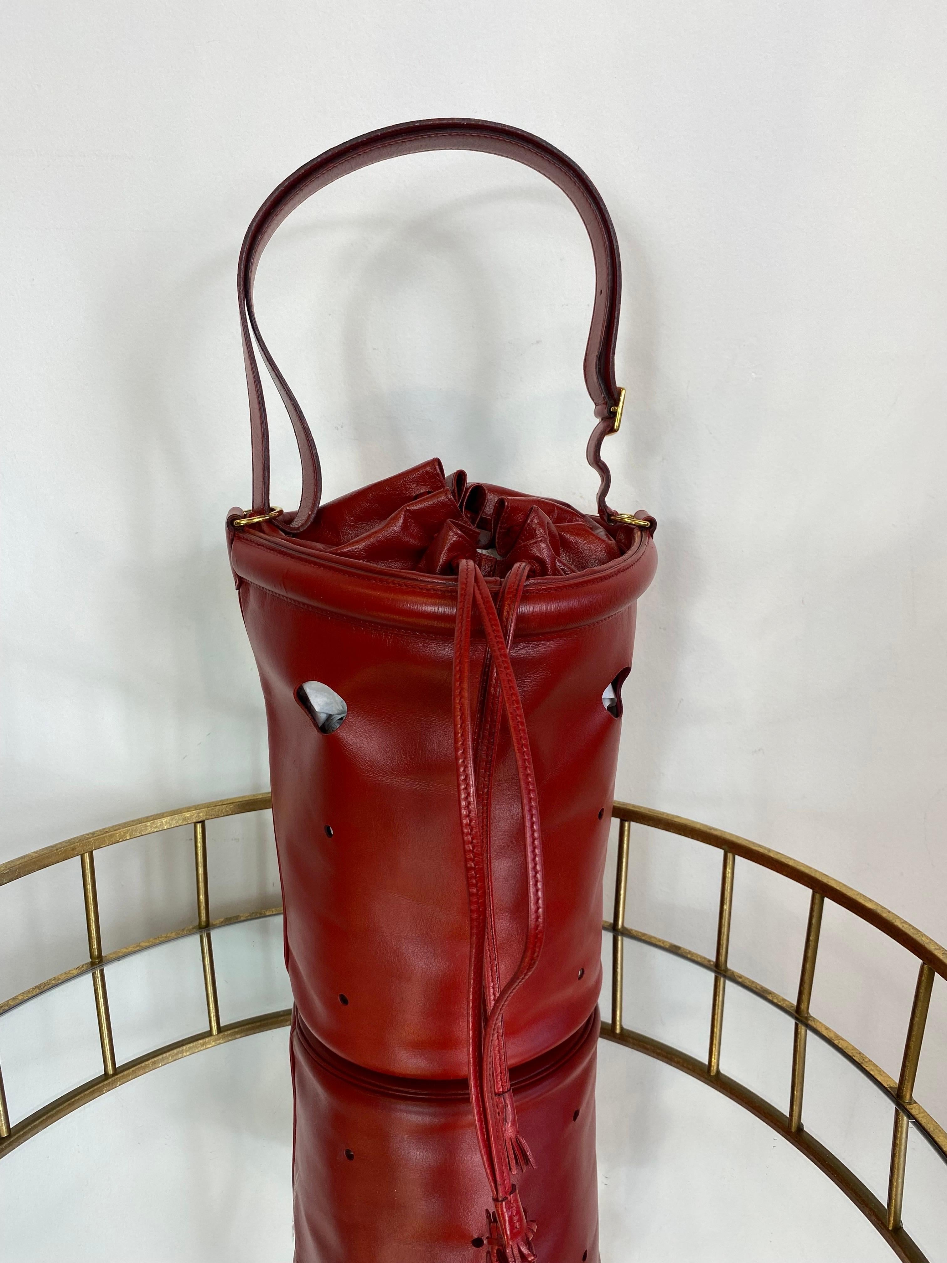 Red Hermes Mangeoire leather handbag with gold metallic details.
Red leather handle to be worn on the shoulder or crossbody.
Red suede inner lining.
Signature: 