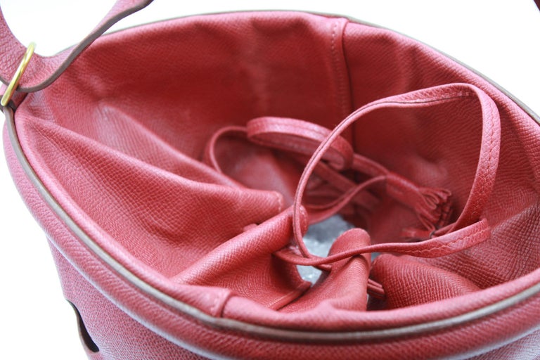 Vintage Hermes Bucket  Mangeoire bag in red grained leather. Good condition but signs of wear due to its age. Some scratches . Stamp in the bottom. Size 25x16

