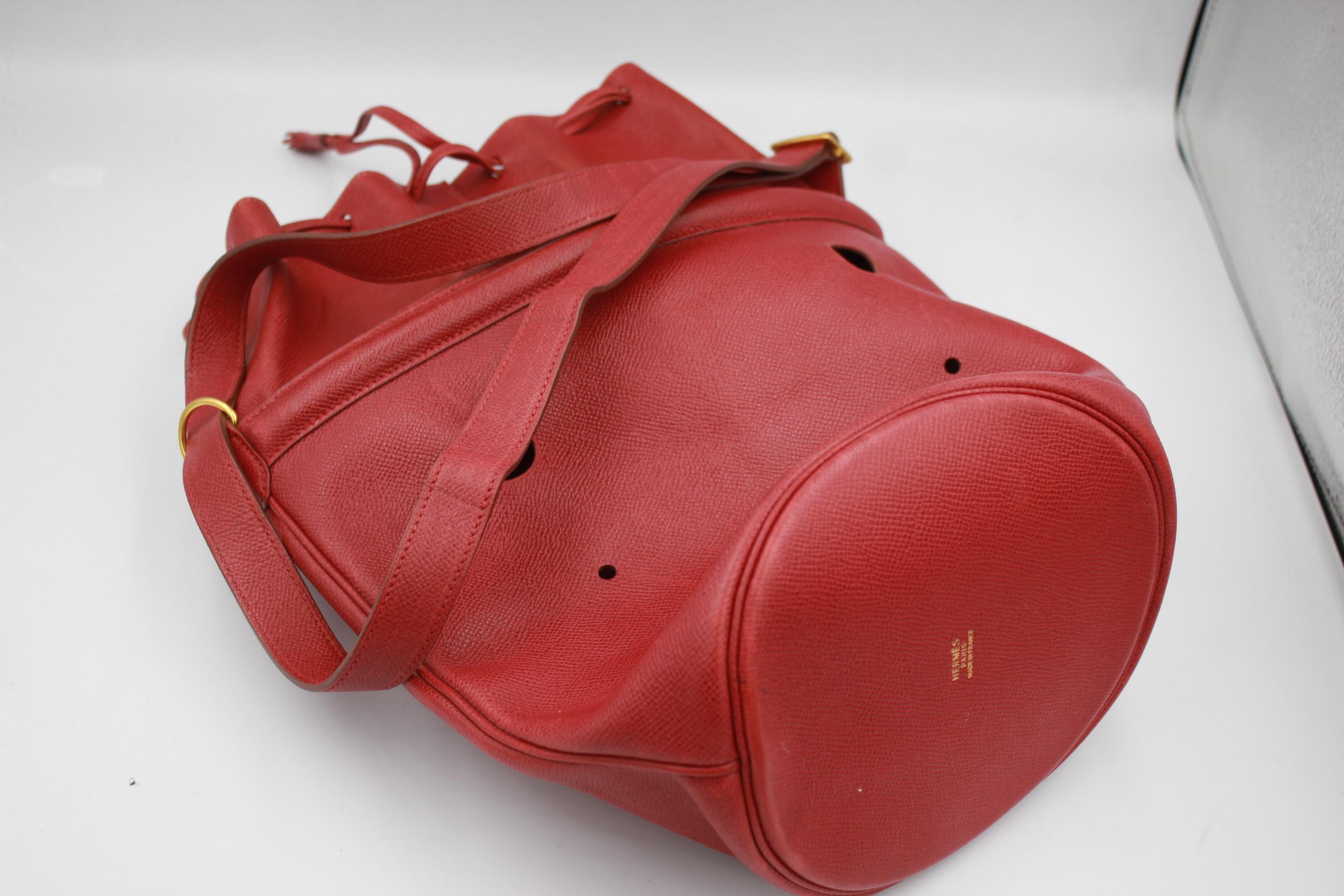 Brown Hermes Vintage Mangeoire Bucket bag in red Courcheval leather For Sale