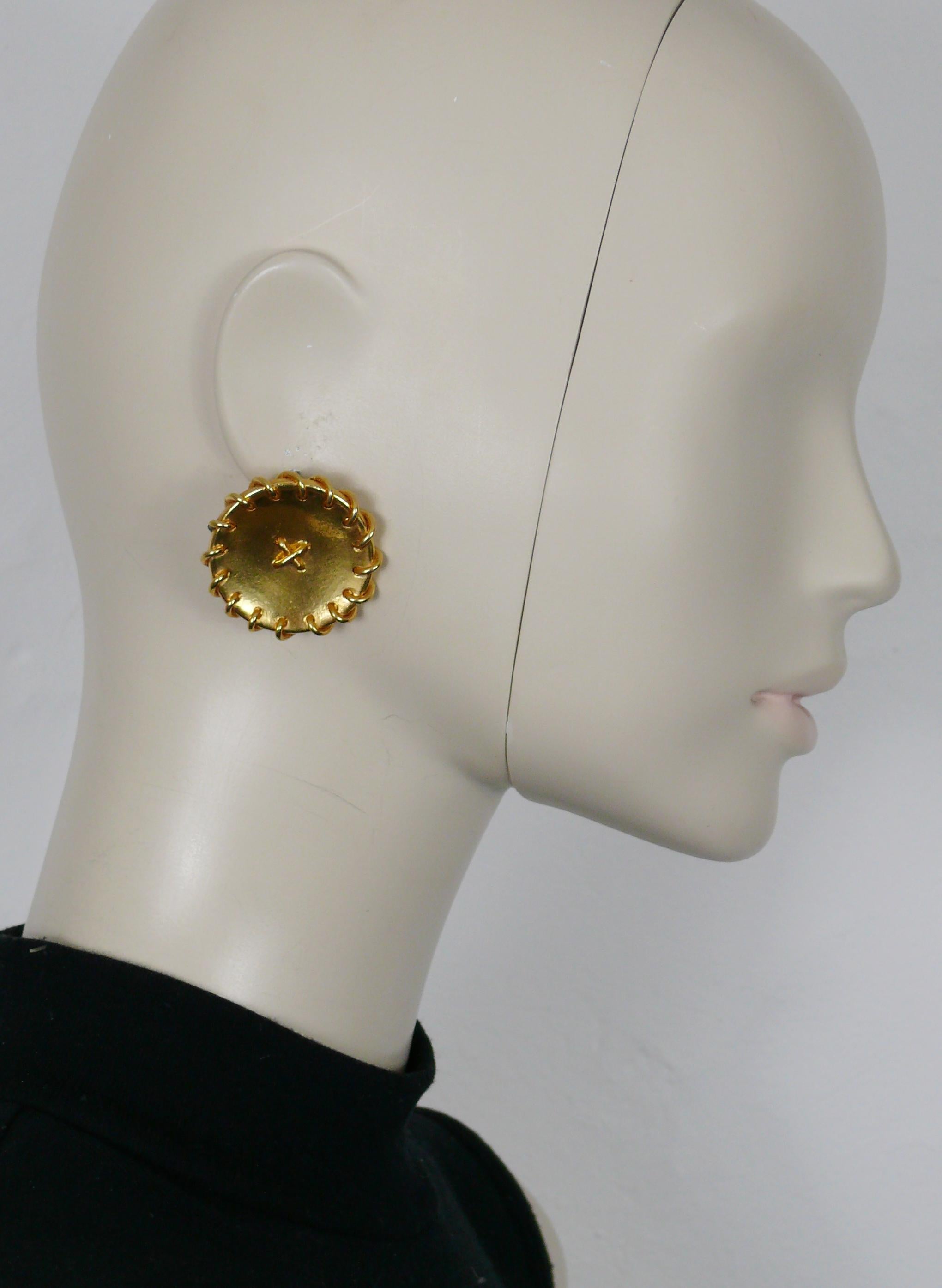 HERMES vintage massive gold tone clip-on earrings featuring a button design.

Embossed HERMES PARIS.

Indicative measurements : diameter approx. 3.6 cm (1.42 inches).

Weight per earring : approx. 29 grams.

Material : Gold tone metal