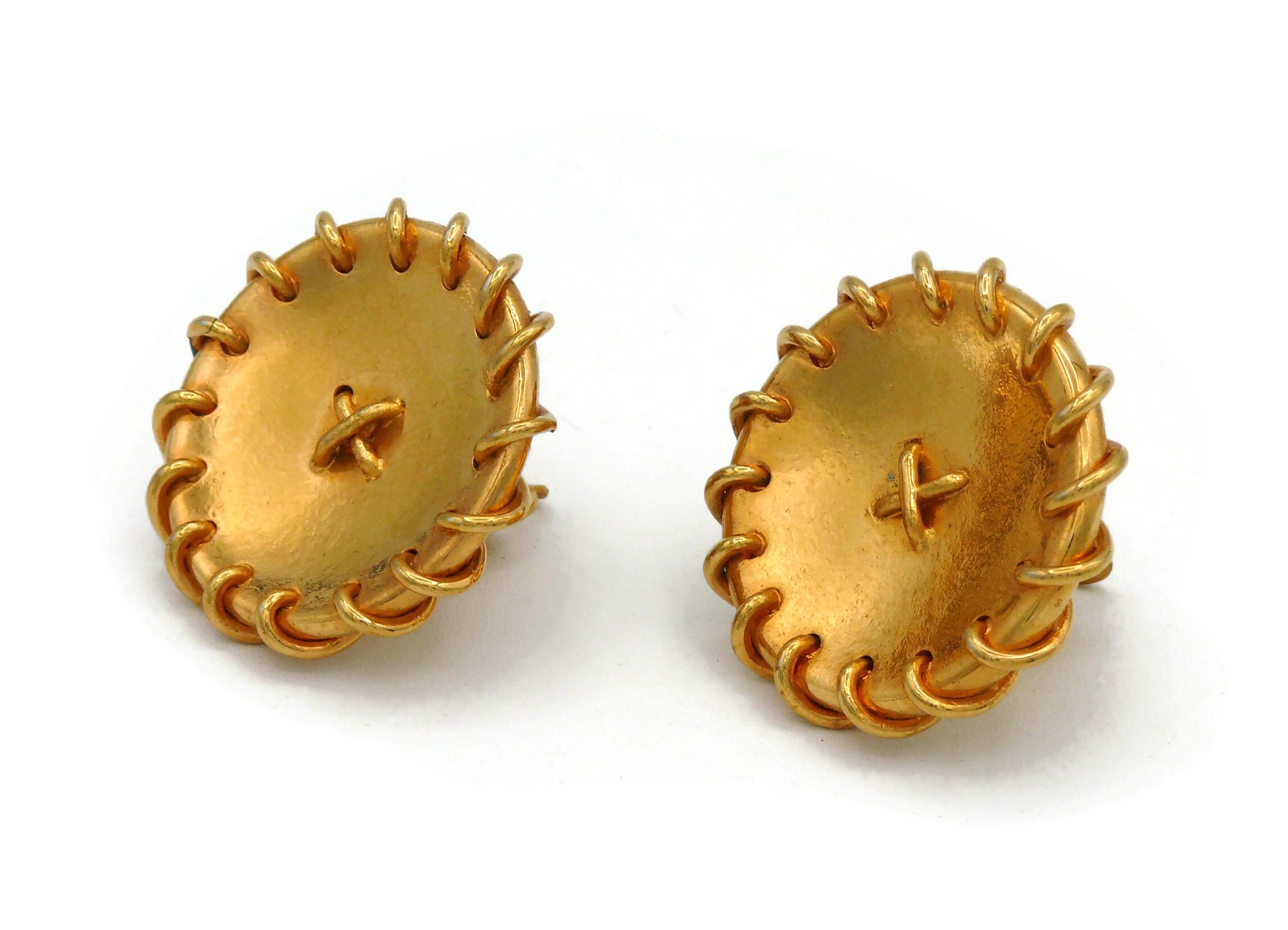 HERMÈS Clips d'oreilles vintage en forme de boutons de couleur or massif en vente 1