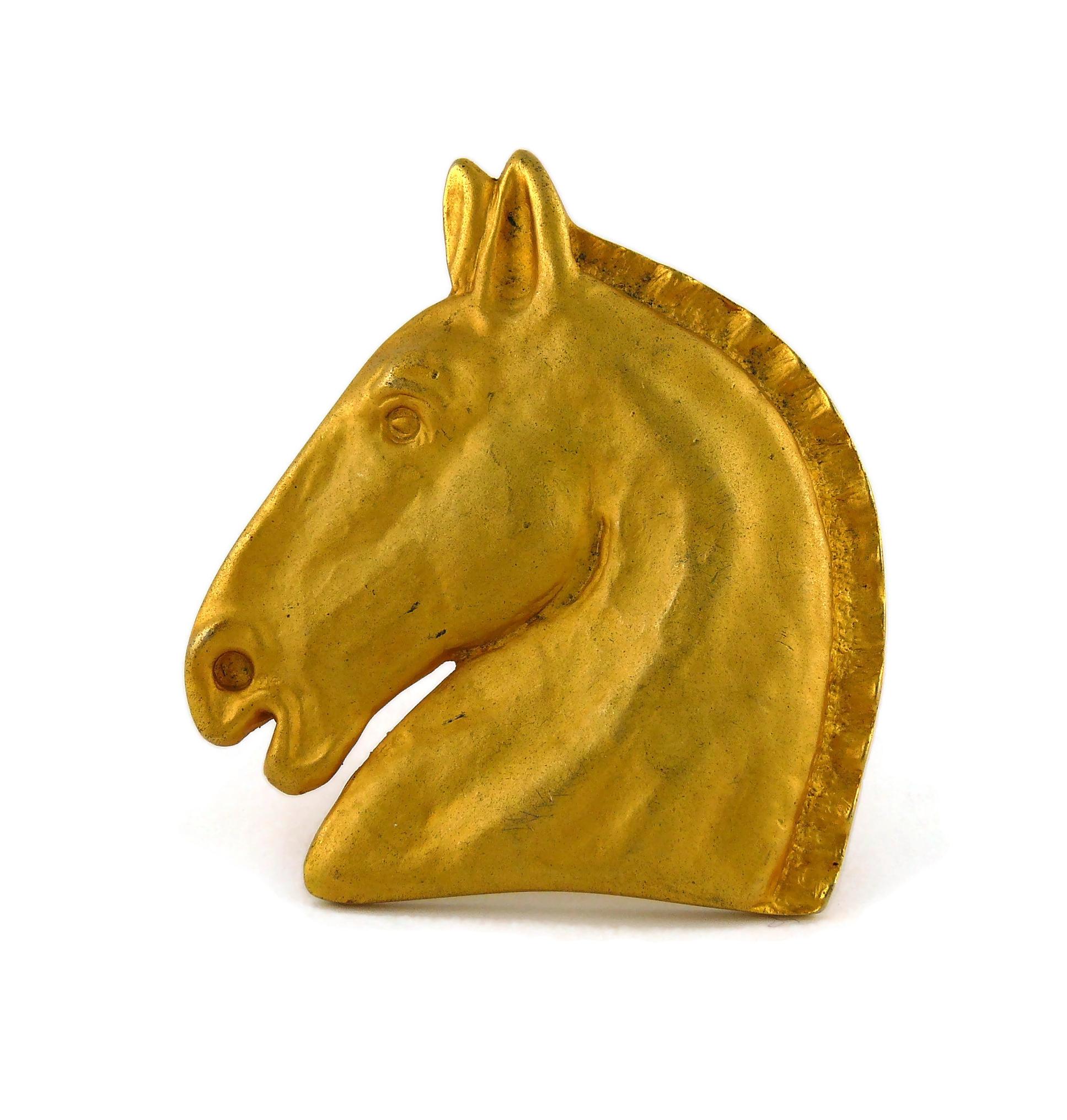 Hermes Vintage Massive Matte Gold Toned Horse Head Brooch In Good Condition In Nice, FR