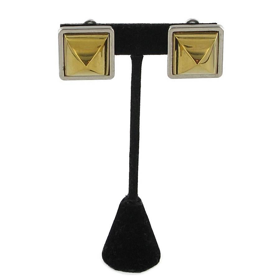 Collector !! Sublime HERMES vintage Médor clip-on earrings in gold and silver metal.
Some micro scratches on all the clips.
Dimensions: 2.2 x 2.2 cm
Will be delivered in a new, non-original dust bag