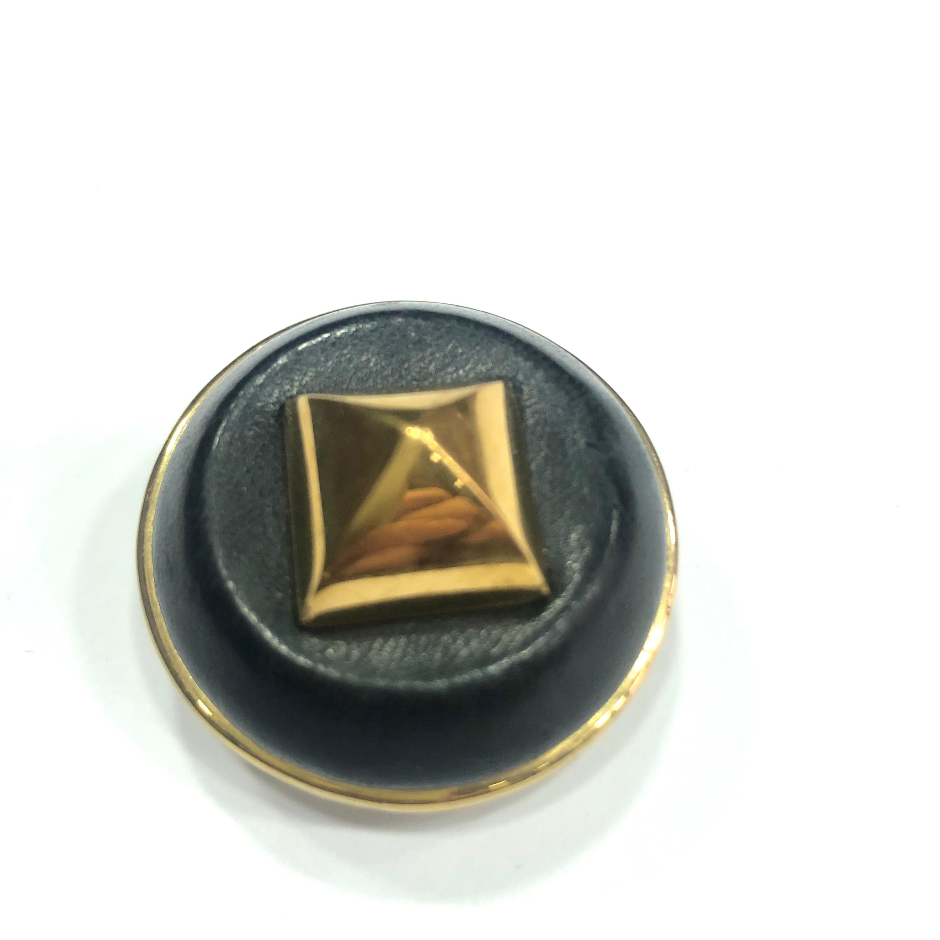 Collector! Hermès vintage 'Médor' clip-on earrings in gold plated metal and black leather

Diameter: 3.5 cm. In very good vintage condition

Will be delivered in a Hermès pouch