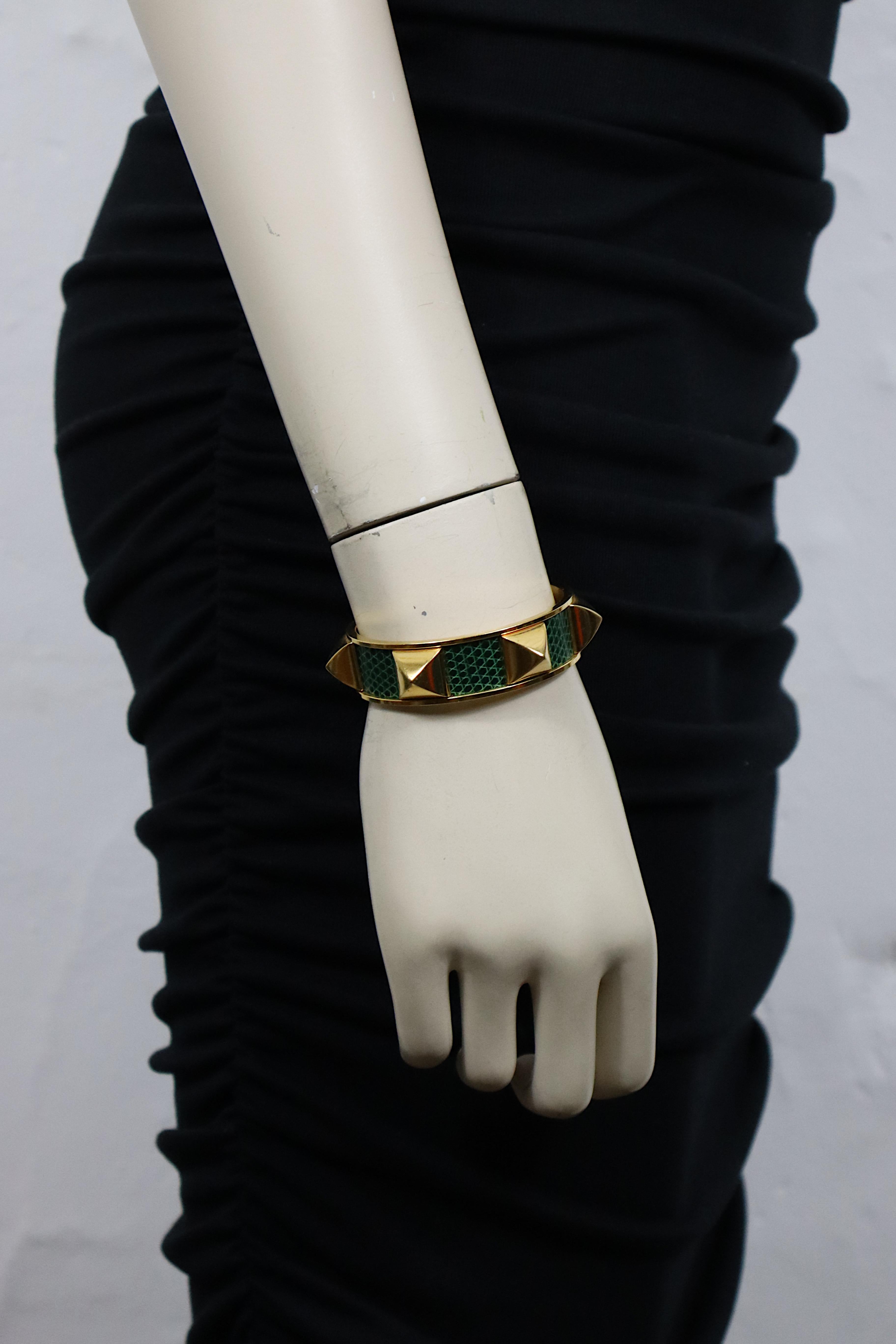 Bracelet bangle MEDOR vintage HERMES en métal doré et cuir vert.

Embossé HERMES.
Poinçon du fabricant.

Mesures indicatives : dimensions intérieures 5,3 cm x 4,5 cm (2,09 pouces x 1,77 pouces) / largeur max. environ 2,2 cm (0,87 pouce).

MATERIAL :