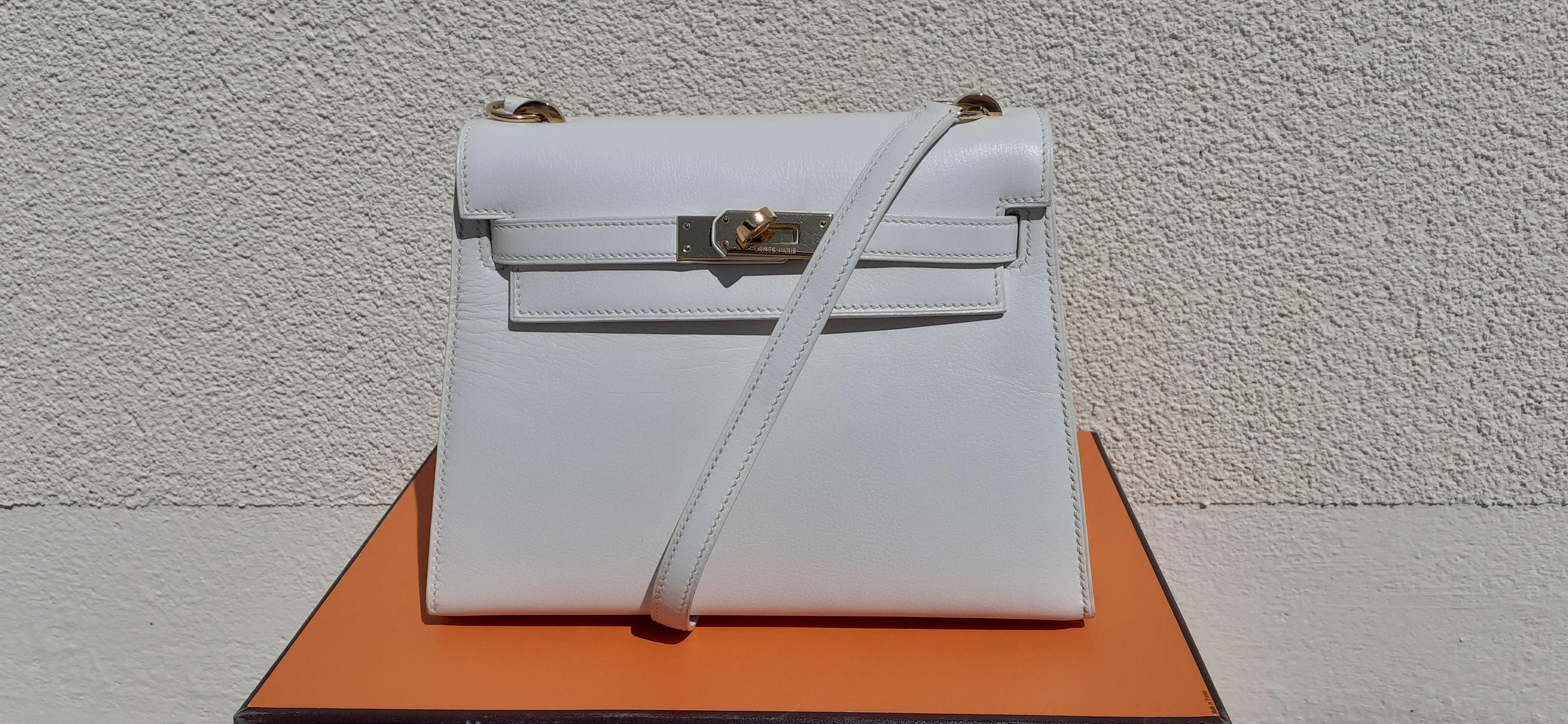 Super Cute Authentic Hermès Mini Kelly Bag

In sellier Version, more chic !

Made in France

Stamp 0 in a circle (1985)

Colorway: White

Outside made of white grained leather and Golden Hardware

Flap lined with grained white leather, Inside lined