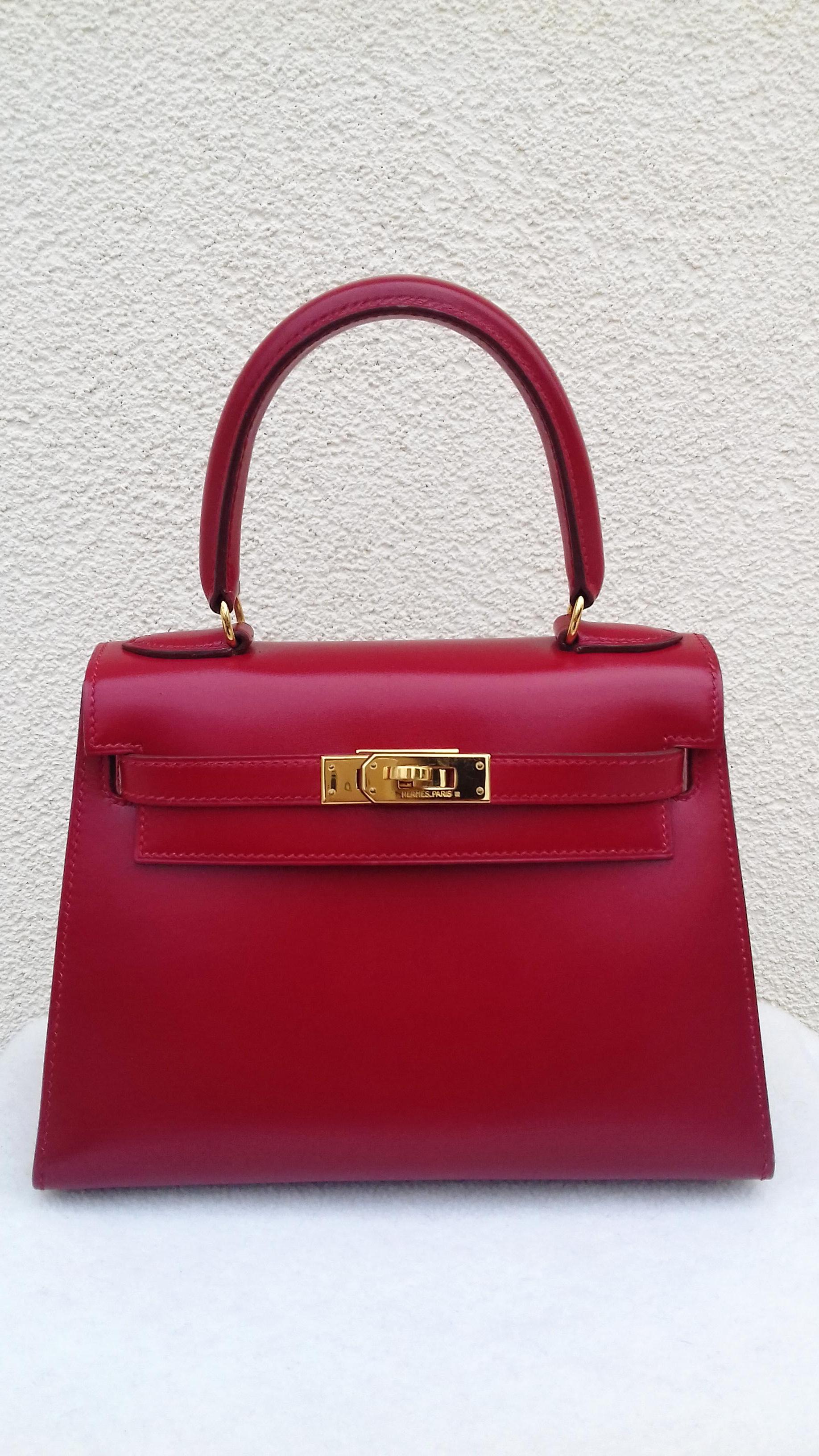 Super Cute Authentic Hermès Mini Kelly Bag

In sellier Version, more chic !

Made in France

Stamp U in a circle (1991)

Made of Box Leather and Golden Hardware

Inside is lined with grained red leather

Colorway: Rouge vif (Red)

1 main