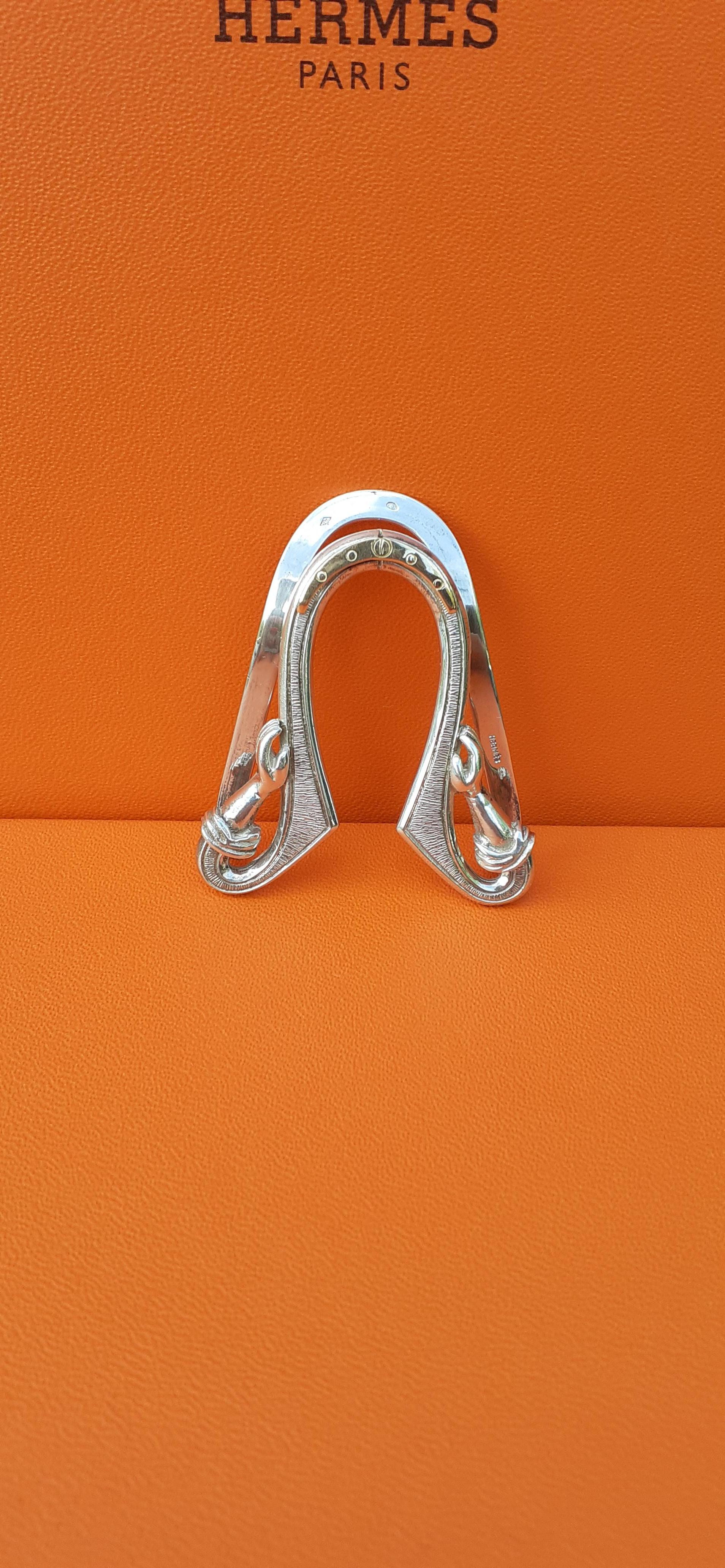 Rare Authentic Hermès Money Clip

The shape is reminiscent of a horseshoe with its rivets, ending in 2 hands

Vintage Item

Made of silver and vermeil

Colorways: silvery and golden

