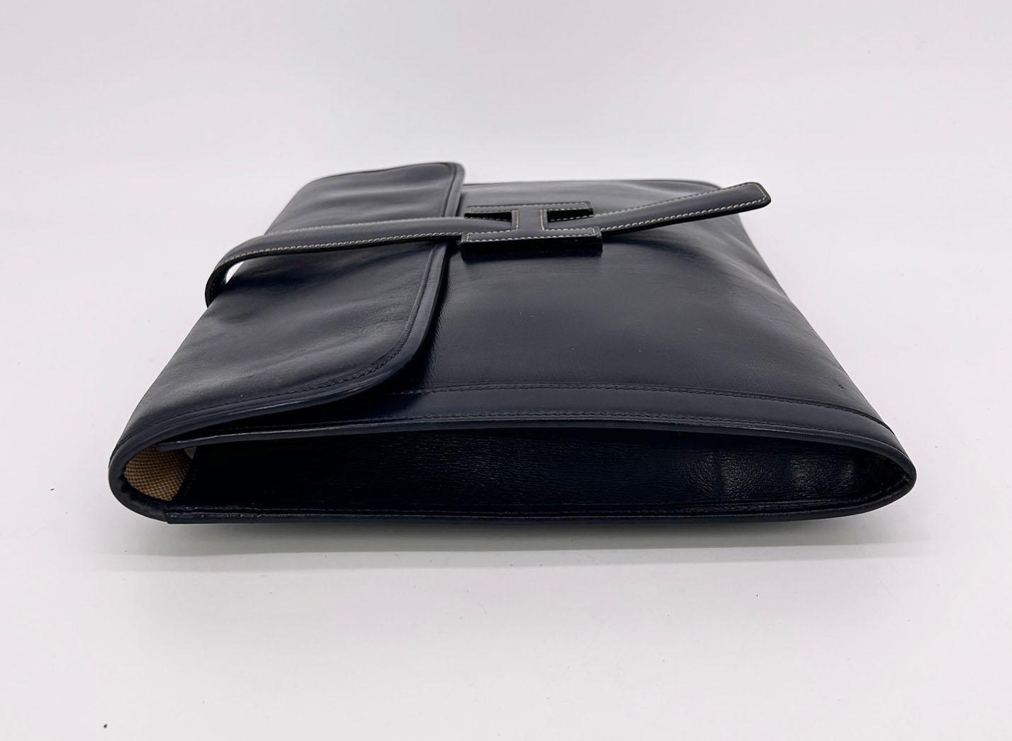 Hermes Vintage Navy Box Calf Jige Clutch in fair condition. Navy blue smooth box calf leather with cream topstitching. Signature Jige design with 
