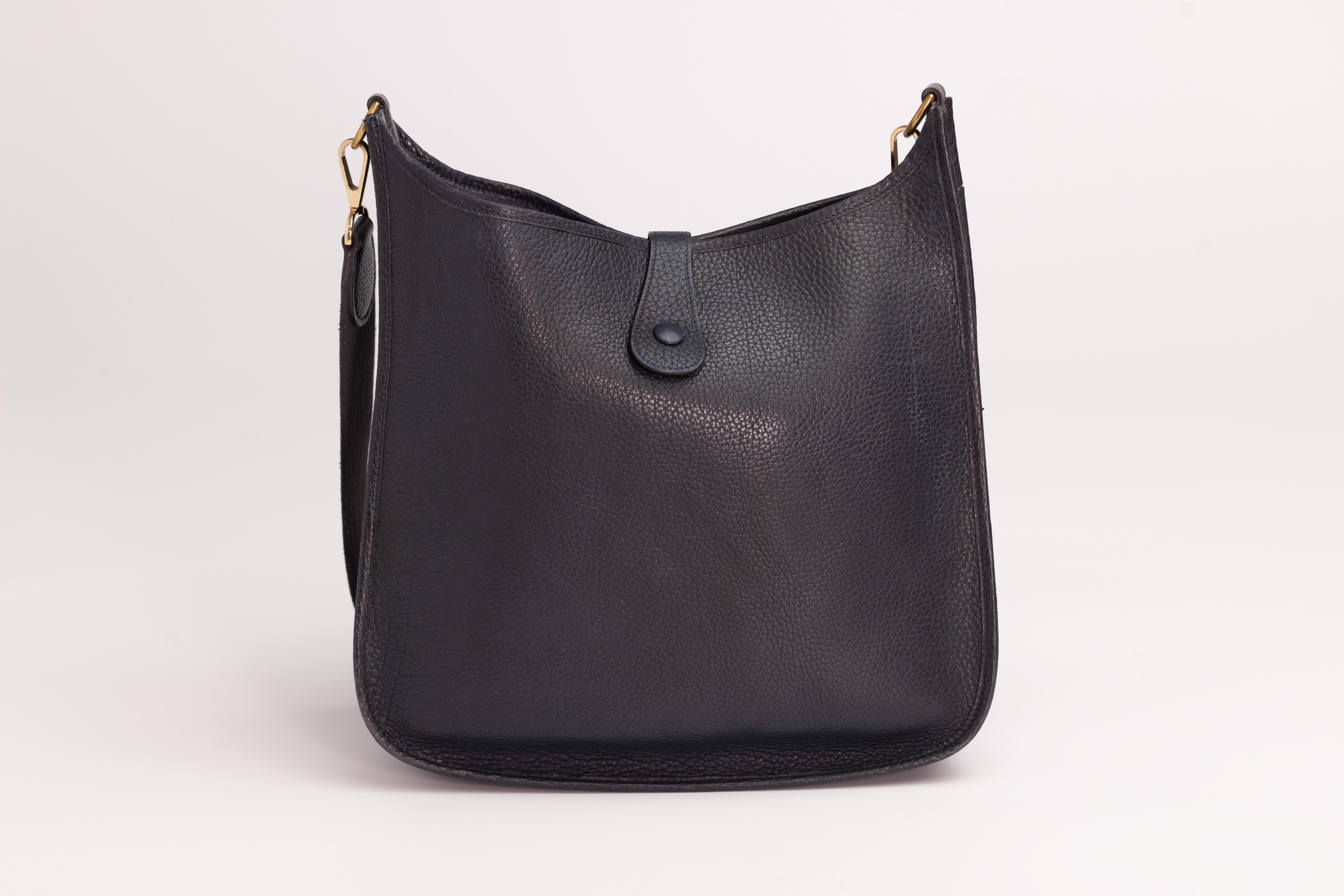 Hermès Vintage Navy Leather Evelyne PM Shoulder Bag In Good Condition In Montreal, Quebec