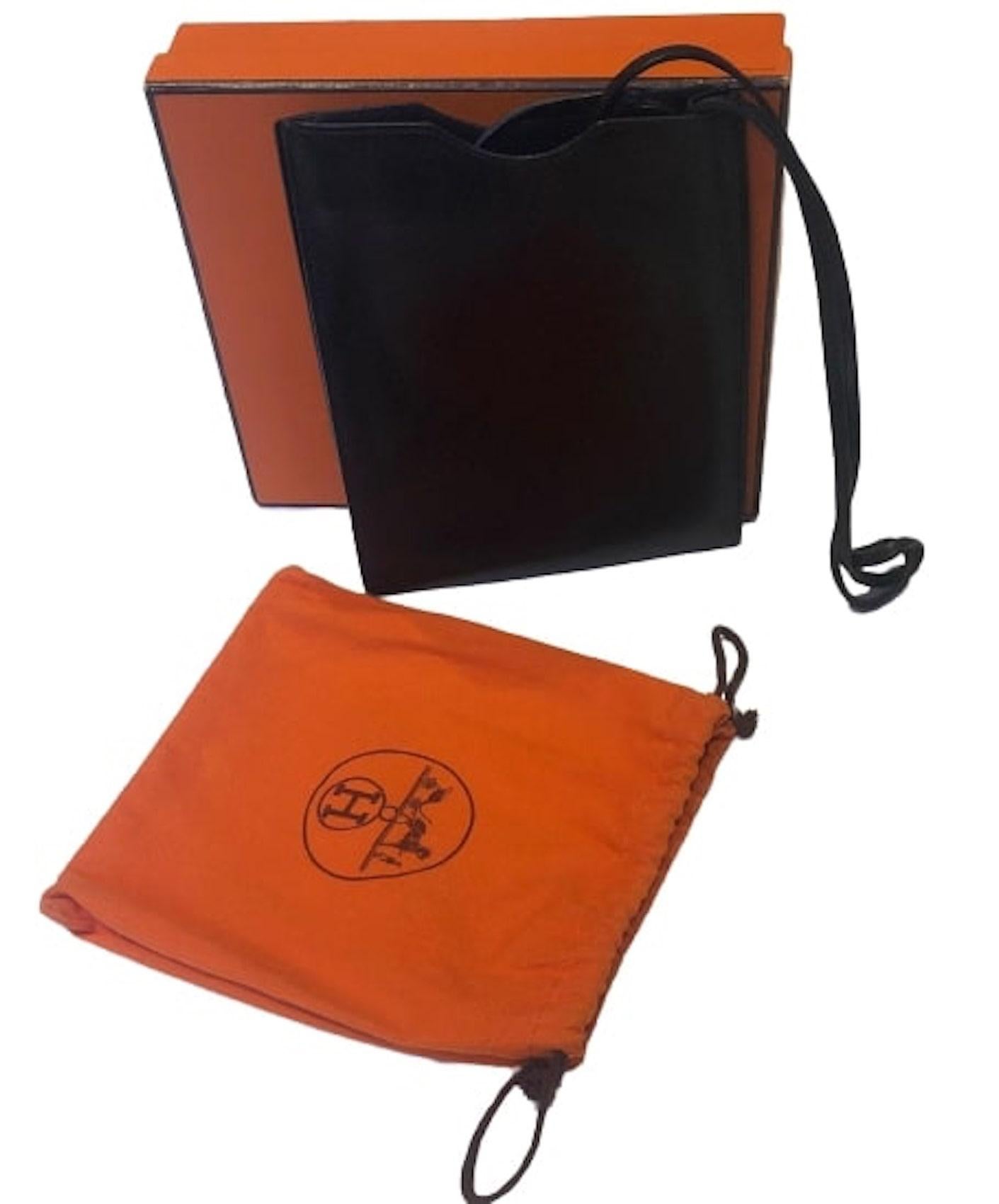 HERMÈS Vintage Onimaitou Crossbody Shoulder Bag Pochette Box Calf Black
A small Hermès Onimaitou pouch-pochette bag, long strap for shoulder or cross-body, in very good condition. Handcrafted in black box calf leather, the interior is lined in black