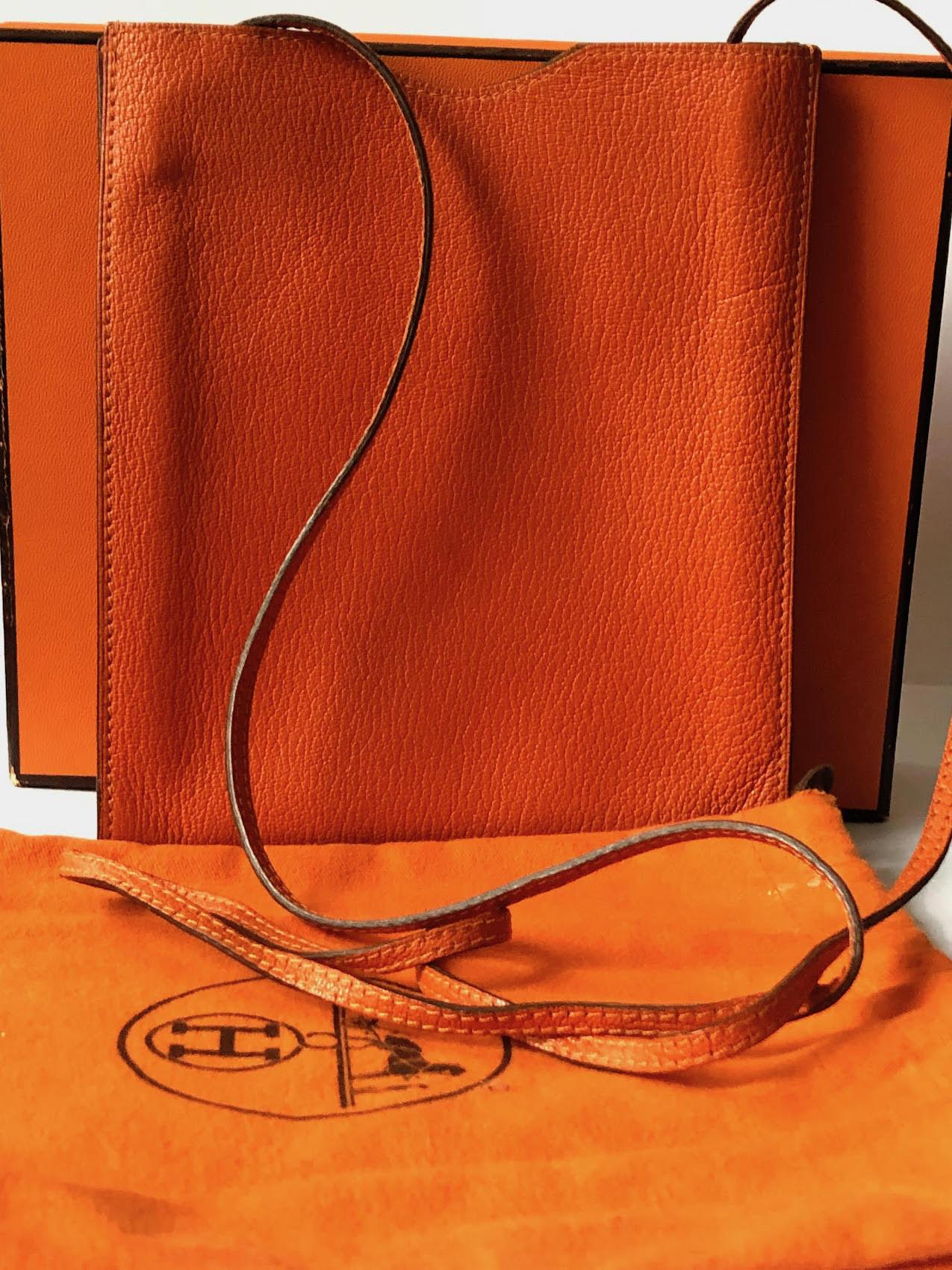 HERMÈS Vintage Onimaitou Crossbody Shoulder Bag Pochette Orange Clémence Leather Circa 2004
A small Hermès Onimaitou pouch-pochette orange bag, long strap for shoulder or cross-body, in very good condition. Handcrafted in orange soft grained