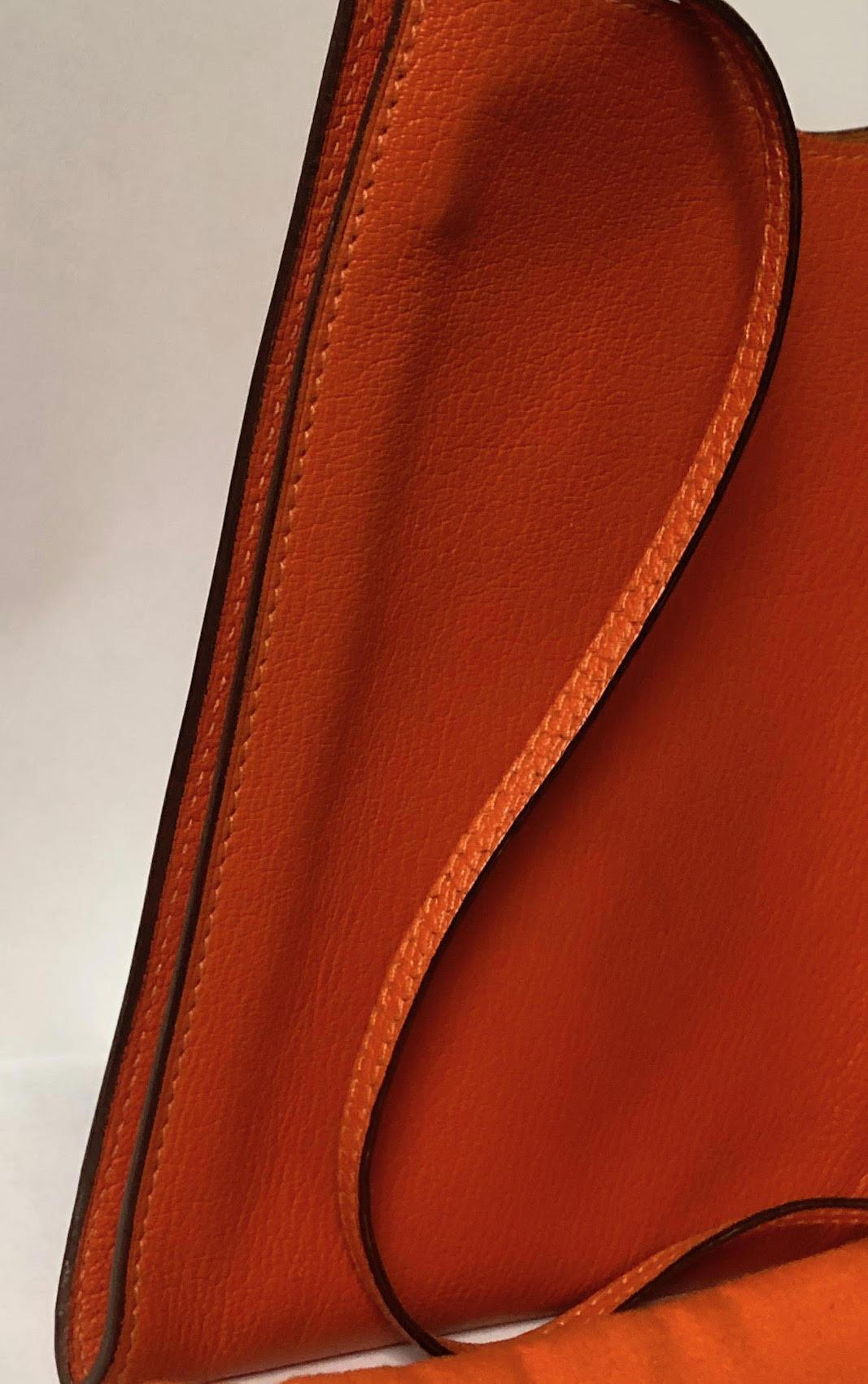 Red HERMÈS Vintage Onimaitou Crossbody Shoulder Bag Pochette Orange Clémence Leather