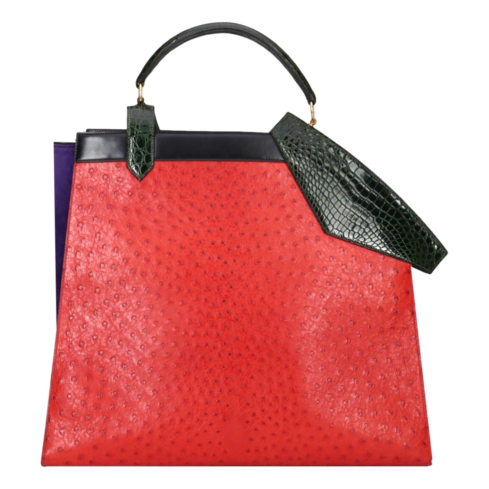 Pièce rare - Hermes Vintage Ostrich & Crocodile Skin Himalaya Symbiose 43 Handbag

Sac en peau d'autruche rouge vif conçu dans une construction asymétrique unique avec rabat, bords et poignée supérieure en peau de crocodile vert émeraude