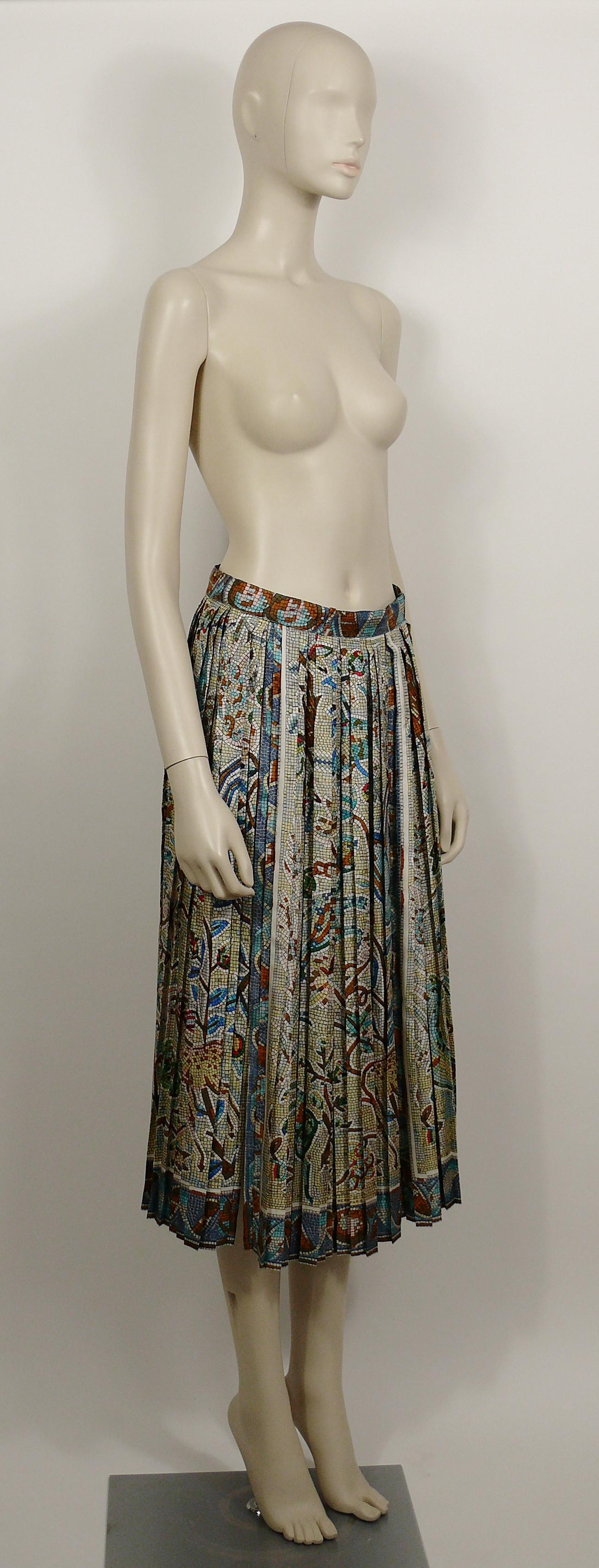 HERMES vintage rare PAVEMENT print pleated silk skirt featuring a gorgeous ancient flora and fauna mosaic design.

Hidden zippered side closure.
Belt loops.
One side slit.
No lining.

Labels read HERMES Paris Exclusif Made in France.

Size label