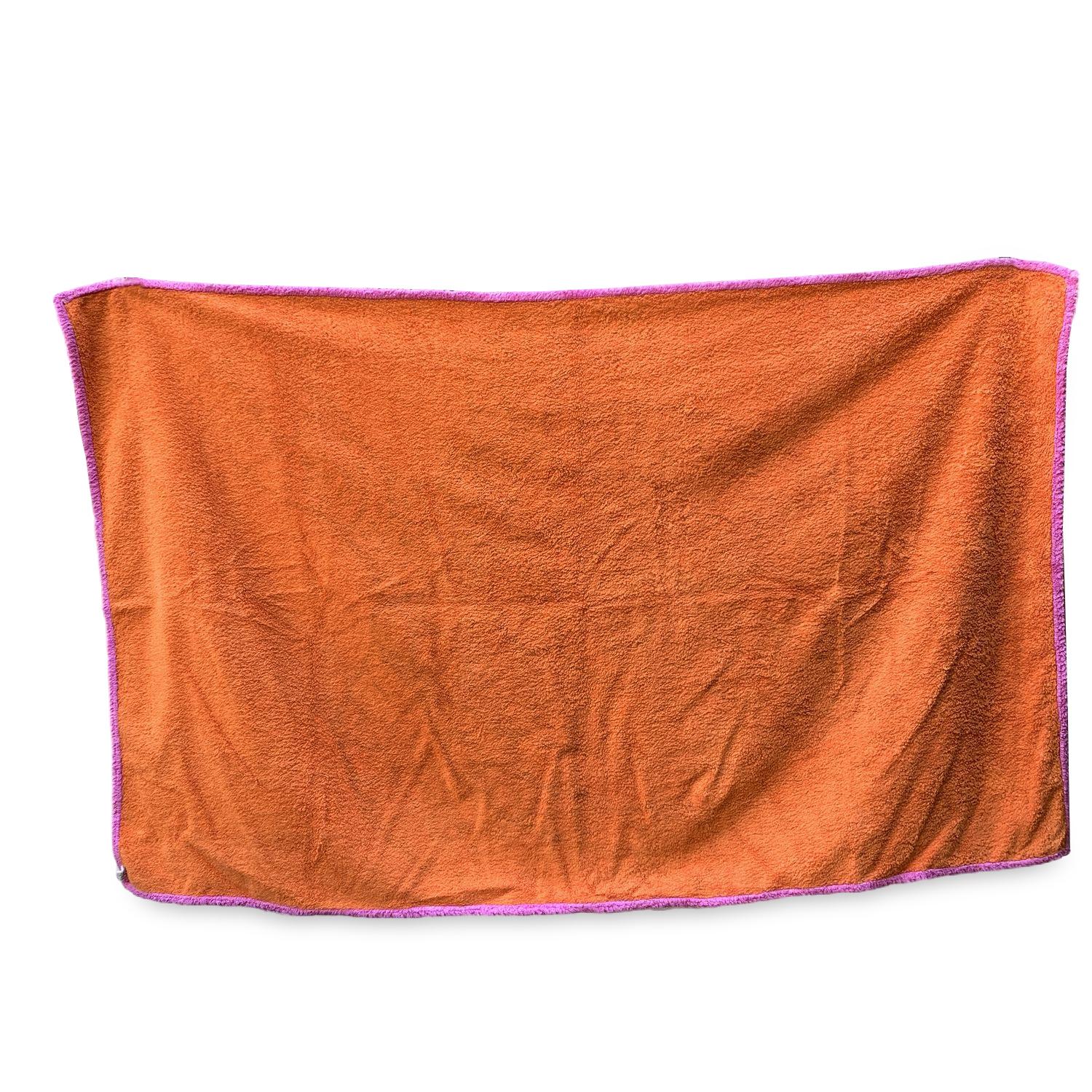 Vintage Hermes Terrycloth Cotton Large Beach Towel with Turtle design. 100% cotton. Pink colourway. Plain orange back. Measurements: 36 x 59 inches - 91.5 x 149,86 cm.

Details

MATERIAL: Cotton

COLOR: Pink

MODEL: -

GENDER: Unisex Adults

COUNTRY