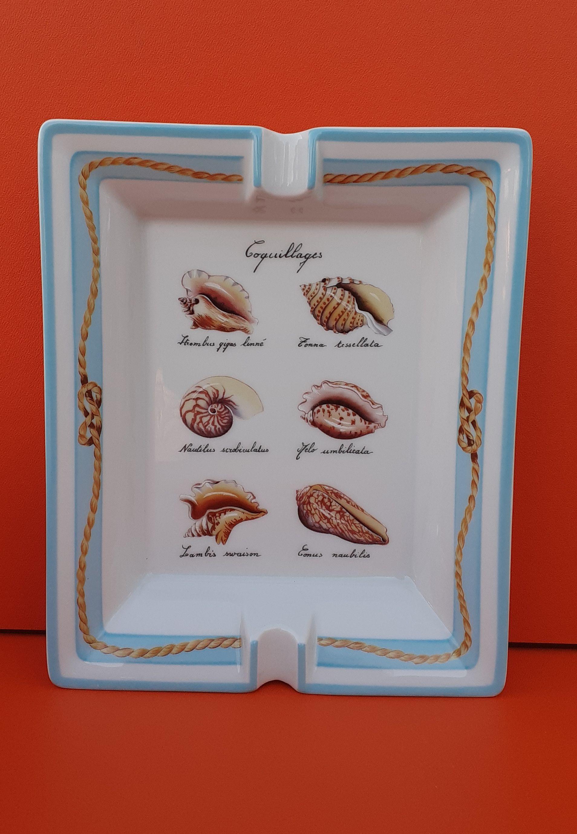 Beautiful Authentic Hermès Ashtray

Print: 6 seashells and their latin name

Made in France

Made of Porcelain

Colorways: Light blue, Yellow, Brown

Beige suede leather at bottom, 