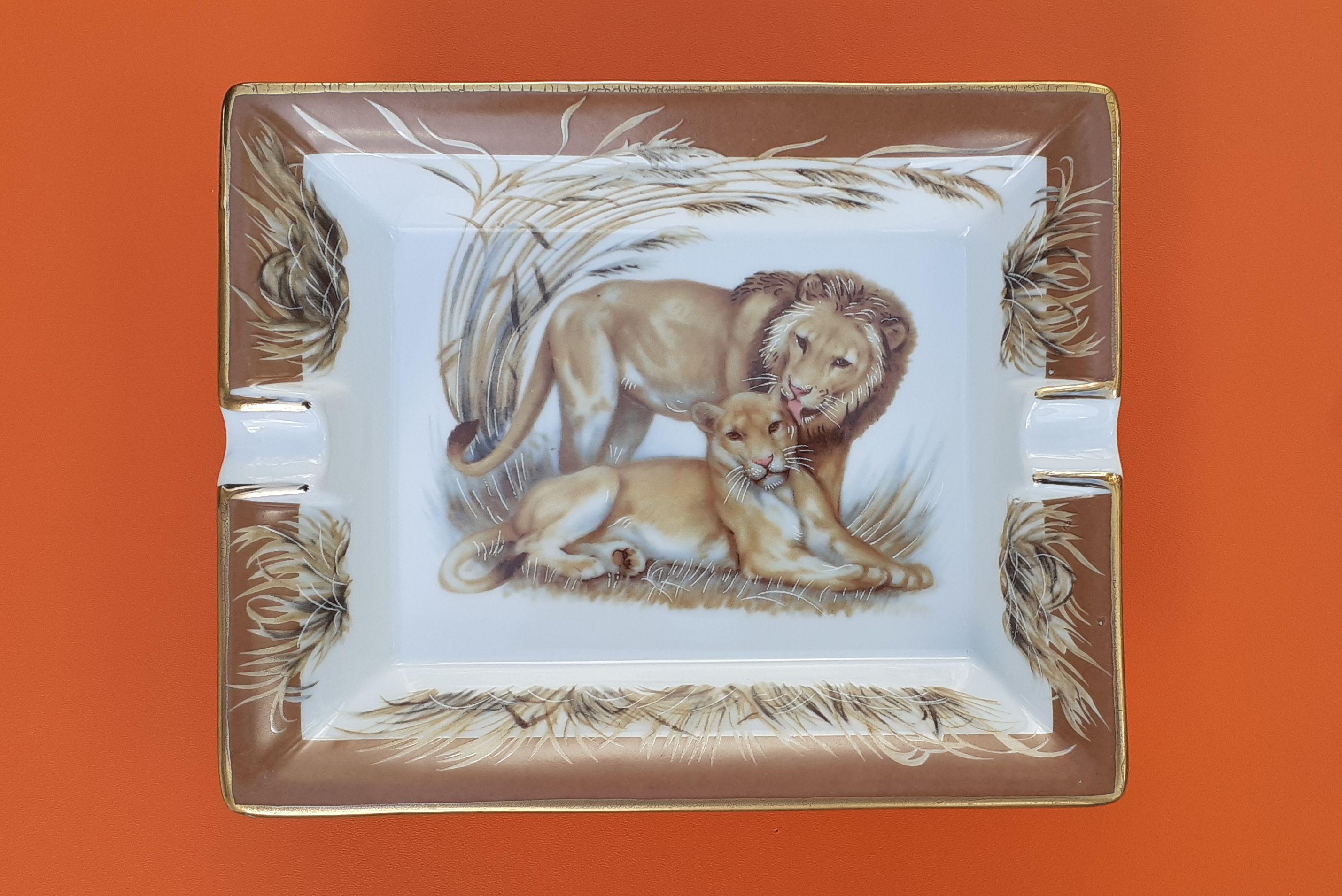 Beautiful Authentic Hermès Ashtray

Pattern: lion and lioness in a savannah setting

Made in France

Made of Porcelain with Golden Edges

Colorways: White, Beige, Brown

