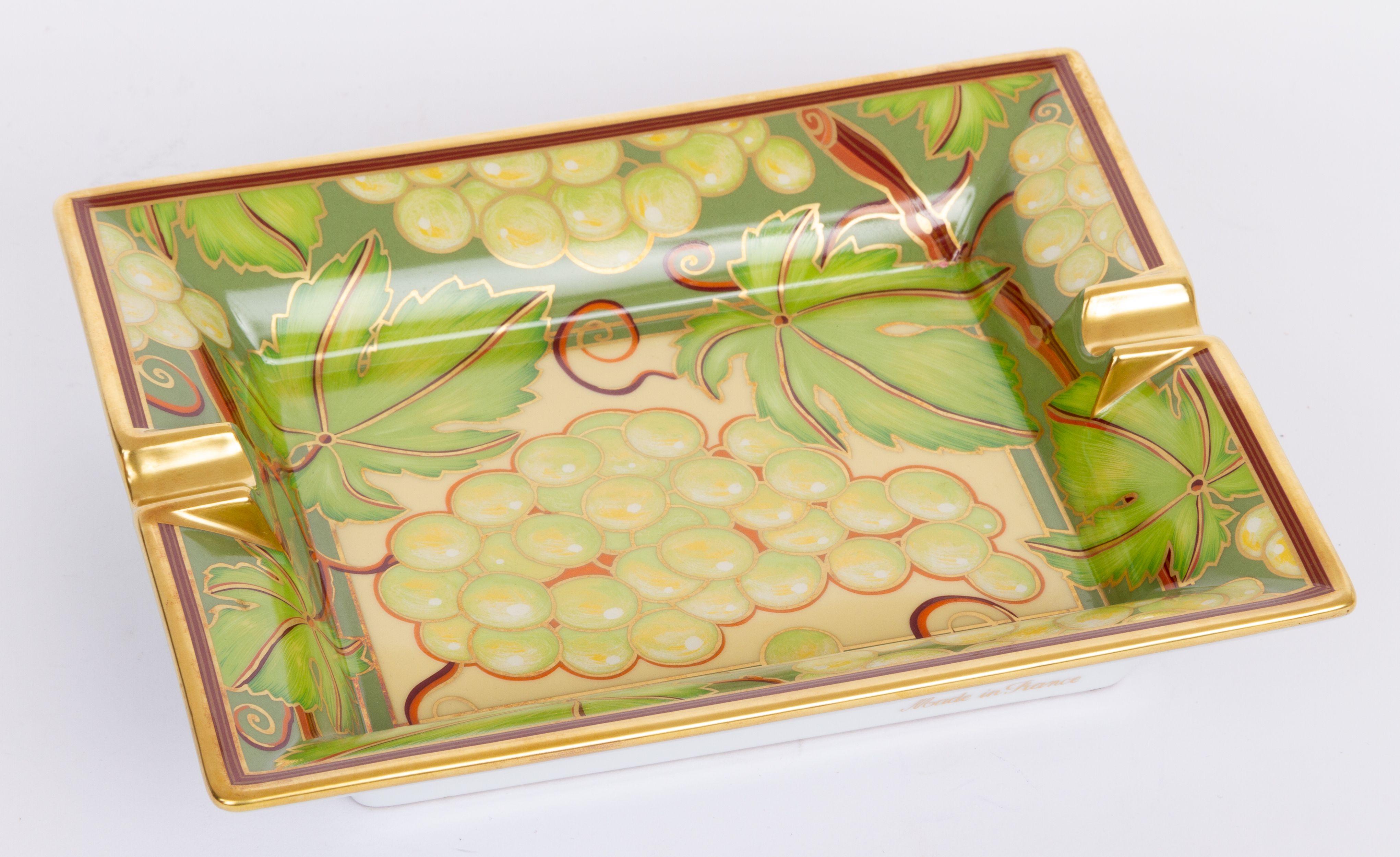 Hermès vintage porcelain ashtray in a green gold. The print are multiple grapes which are decorated over the whole piece. The ashtray is in excellent condition.