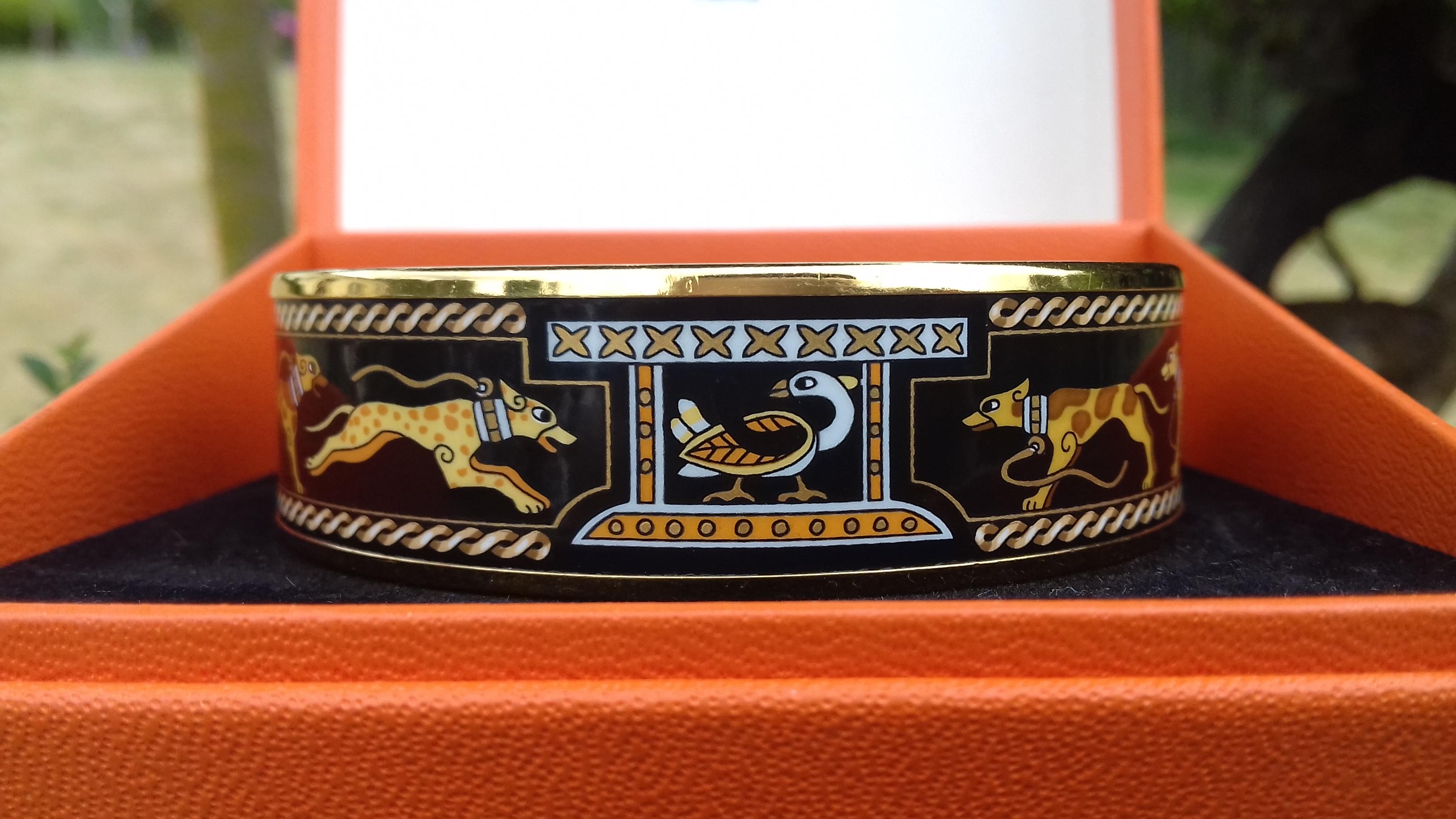 Beautiful Authentic Hermès Bracelet

Pattern: Lévriers (Greyhound dogs)

Hard to find ! 

Made in Austria + B (1998)

Made of Enamel and Gold plated Hardware

Colorways: Black, Yellow, Brown

The leashes and the interlacing decoration are in golden,