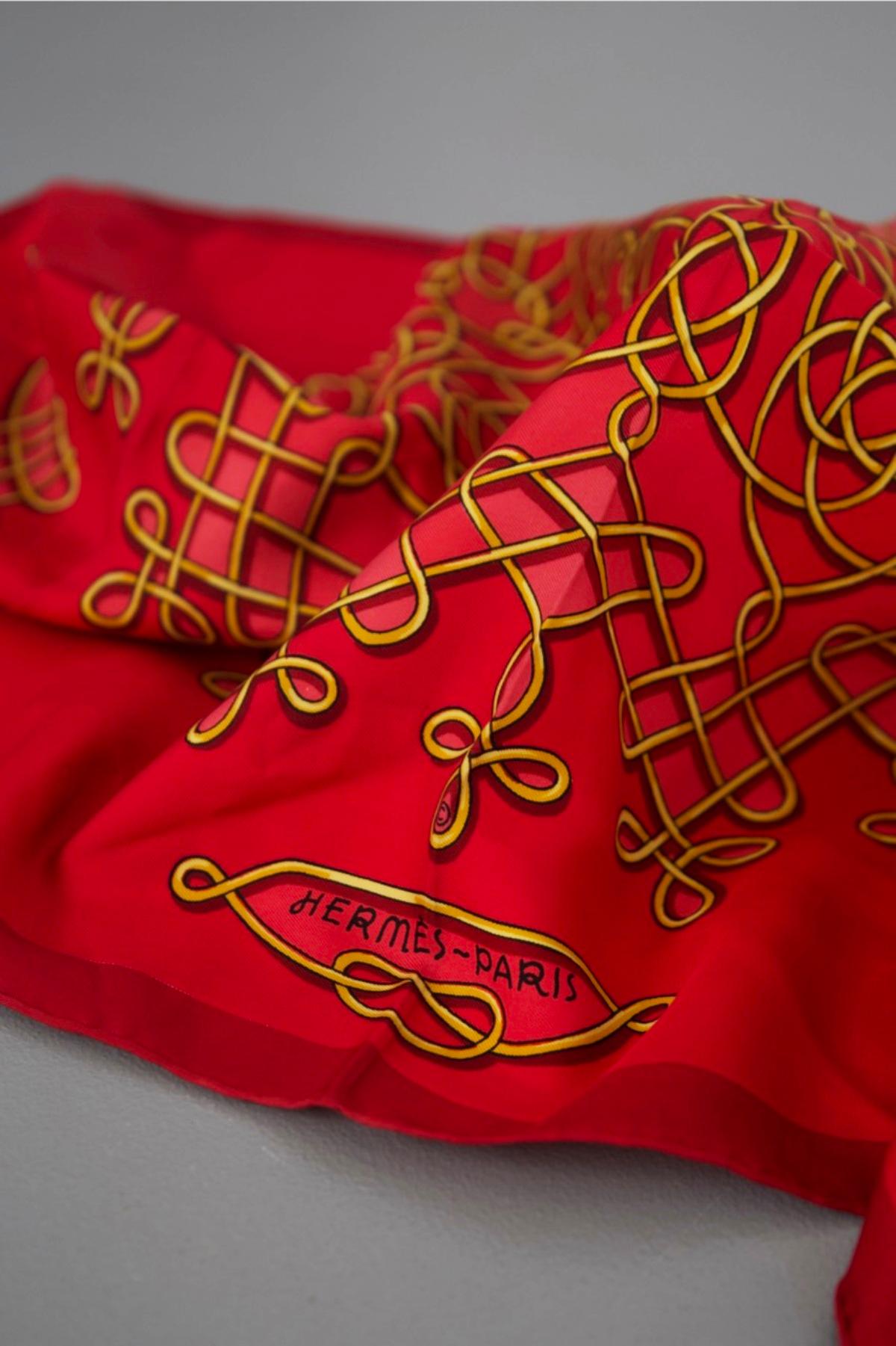 Gorgeous Hermès scarf designed in the 1990s.
The scarf is entirely made ion red silk with gold designs, very beautiful and elegant.
It depicts a very sinuous Greek fret that winds and knots mixing red and gold, in an absolutely classic and