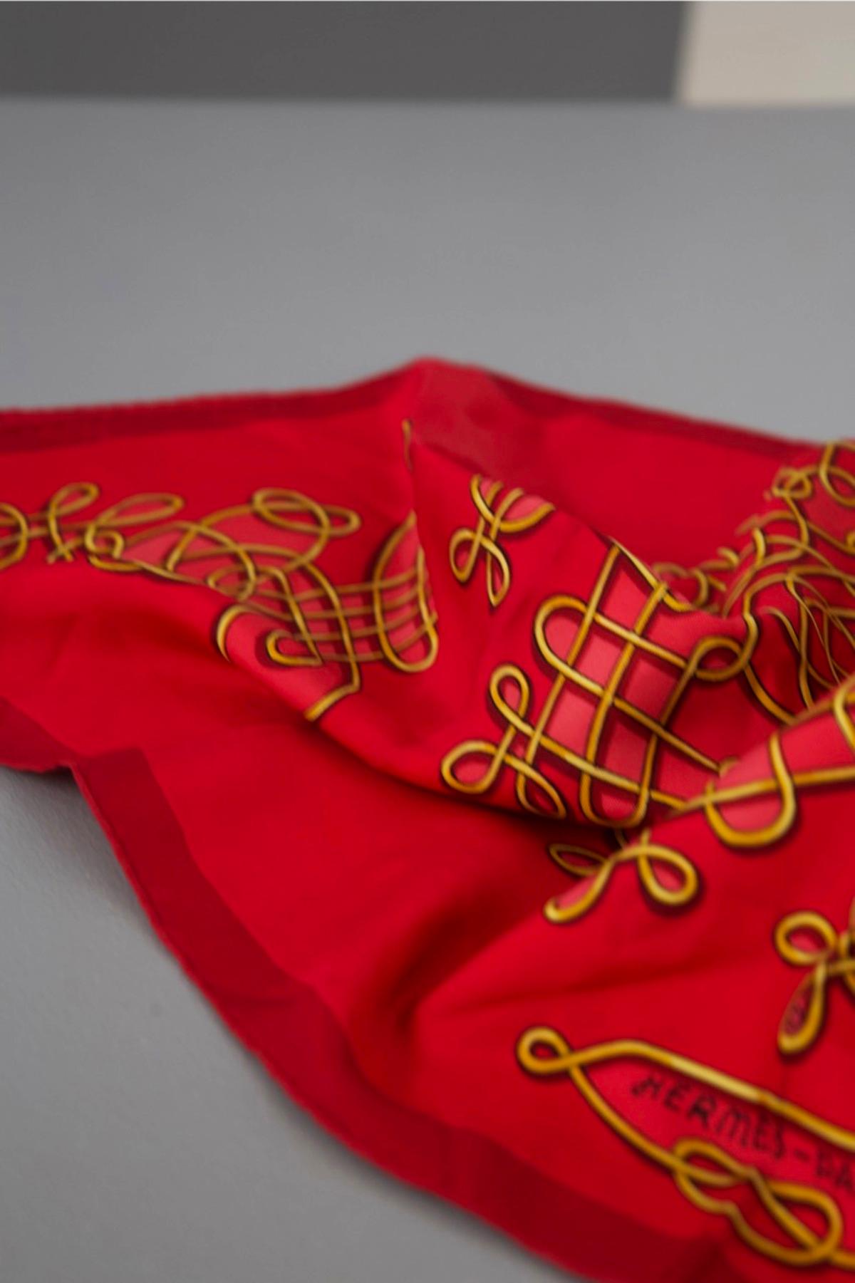 Hermès Vintage Red and Gold Silk Scarf In Good Condition In Milano, IT