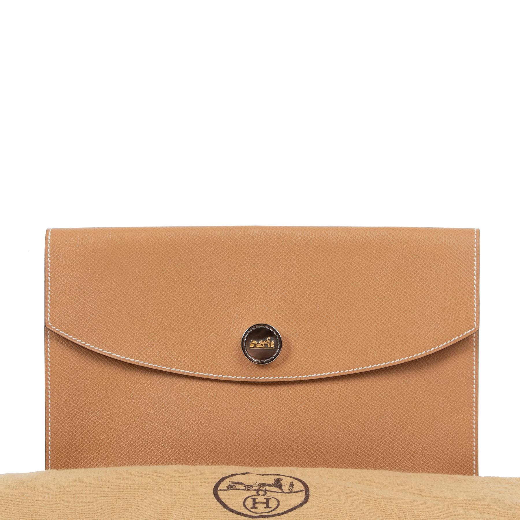 Hermès Vintage Rio Courcheval Clutch

Your new partner in crime for every evening soirée or rendez-vous.

This Hermès clutch is crafted in brown leather and finished with a silver and gold push button. The petite interior fits your