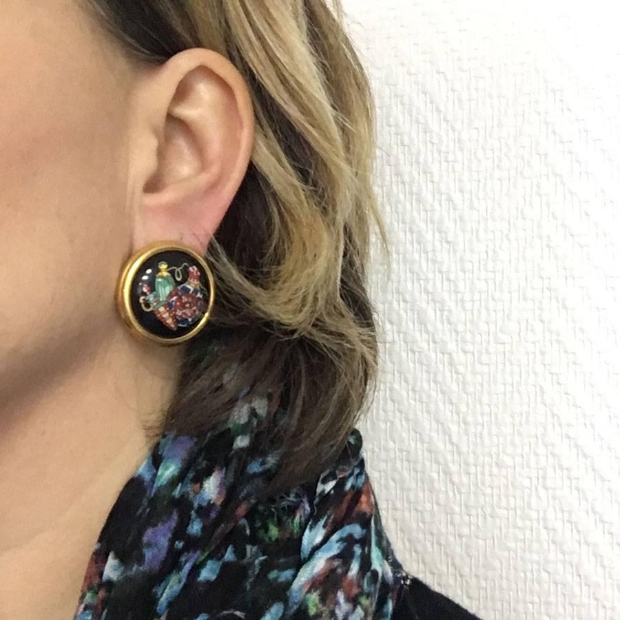 HERMES Vintage Round Clip-on earrings in Gold Plated and Black Enamel  In Good Condition In Paris, FR