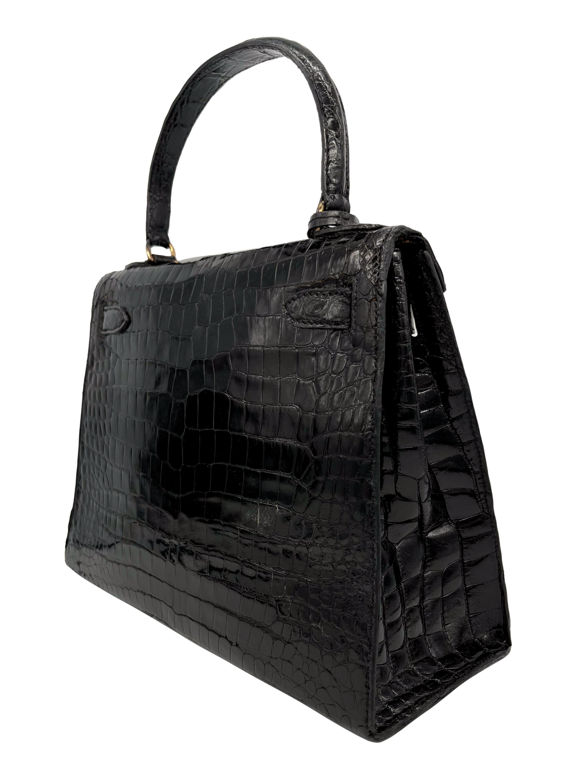 Hermès Kelly Bag aus glänzendem schwarzem Porosus-Krokodil mit Goldbeschlägen 28, 1940. für Damen oder Herren im Angebot