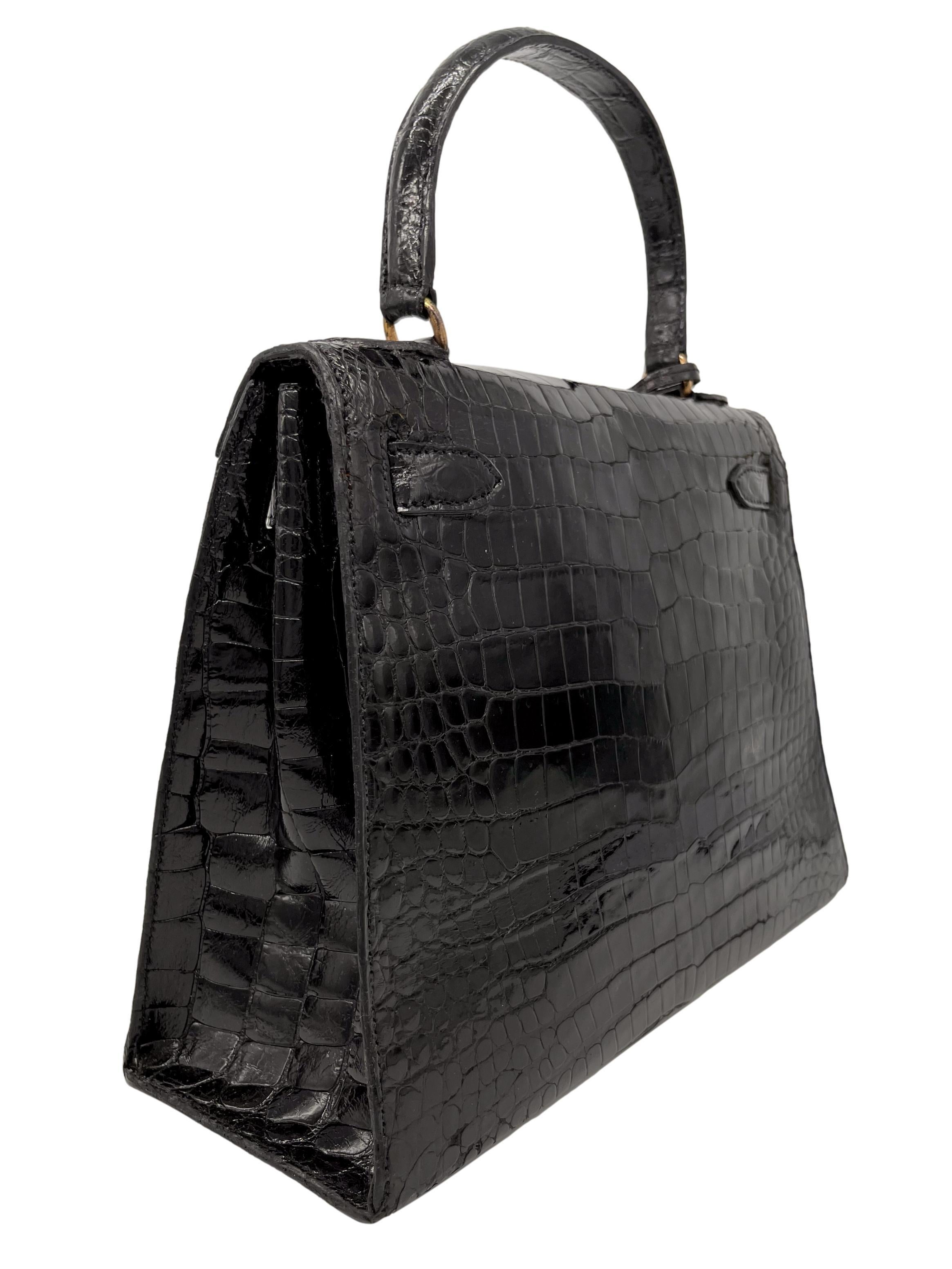 Hermès Kelly Bag aus glänzendem schwarzem Porosus-Krokodil mit Goldbeschlägen 28, 1940. im Angebot 1