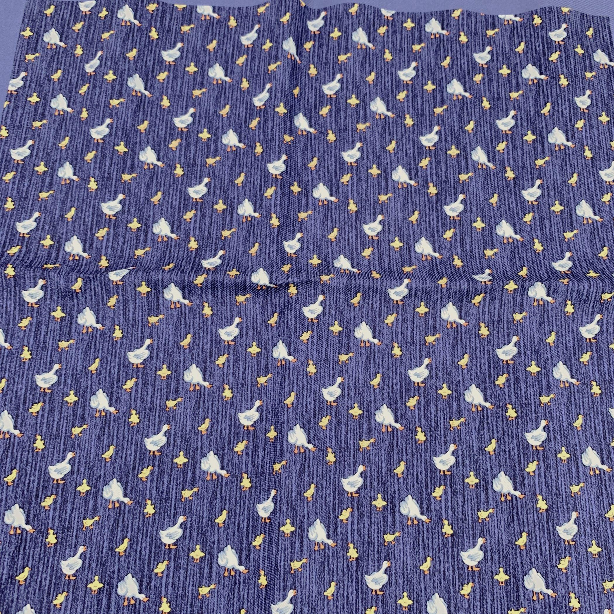 Viola Hermes Vintage Silk Pocket Square o sciarpa da collo Duck and Duckling in vendita