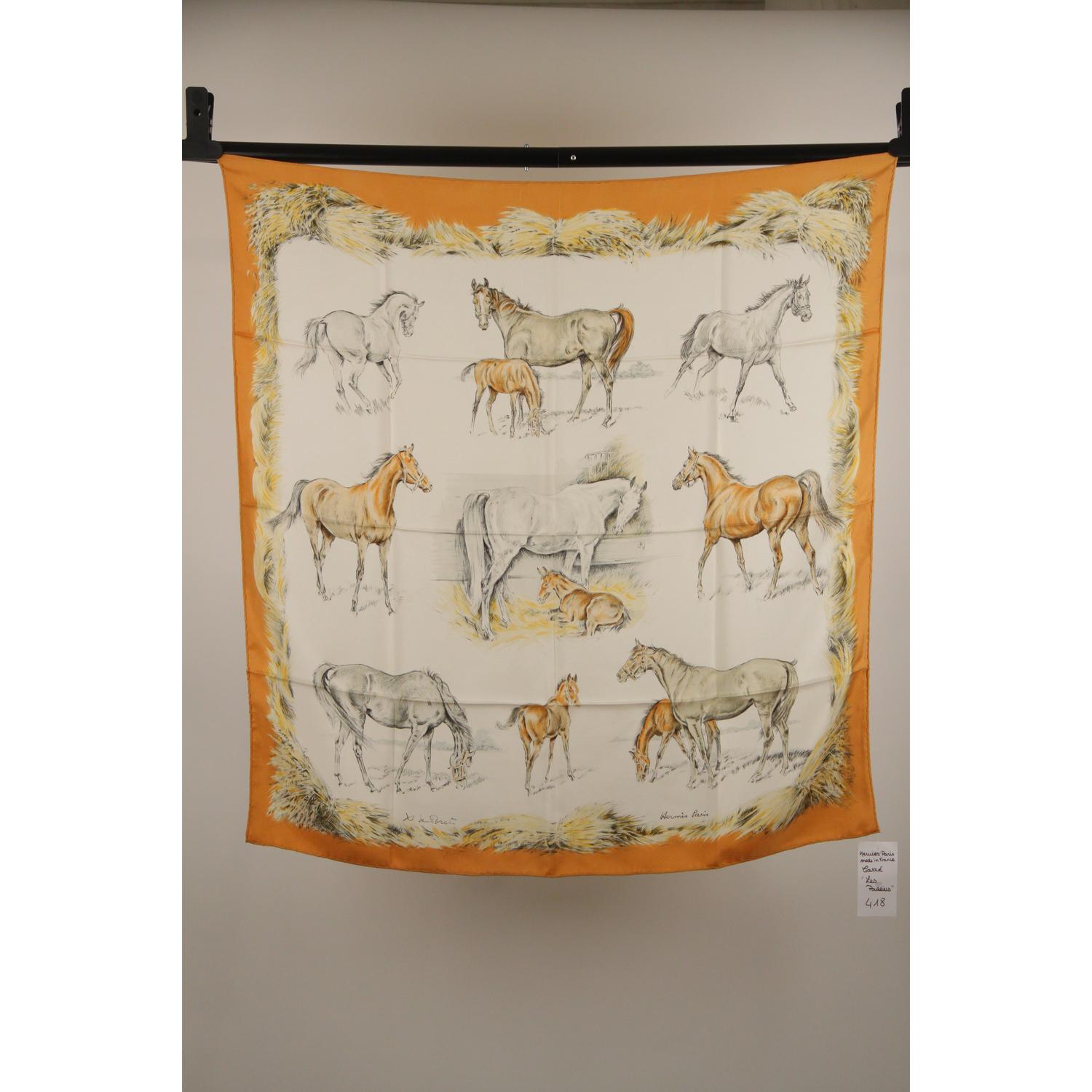 Écharpe en soie vintage ultra-rare conçue pour Hermès par Xavier de Poret. De Poret est un artiste animalier dont les représentations réalistes sont extrêmement populaires et recherchées. Ce foulard a été émis pour la première fois en 1960. Ce