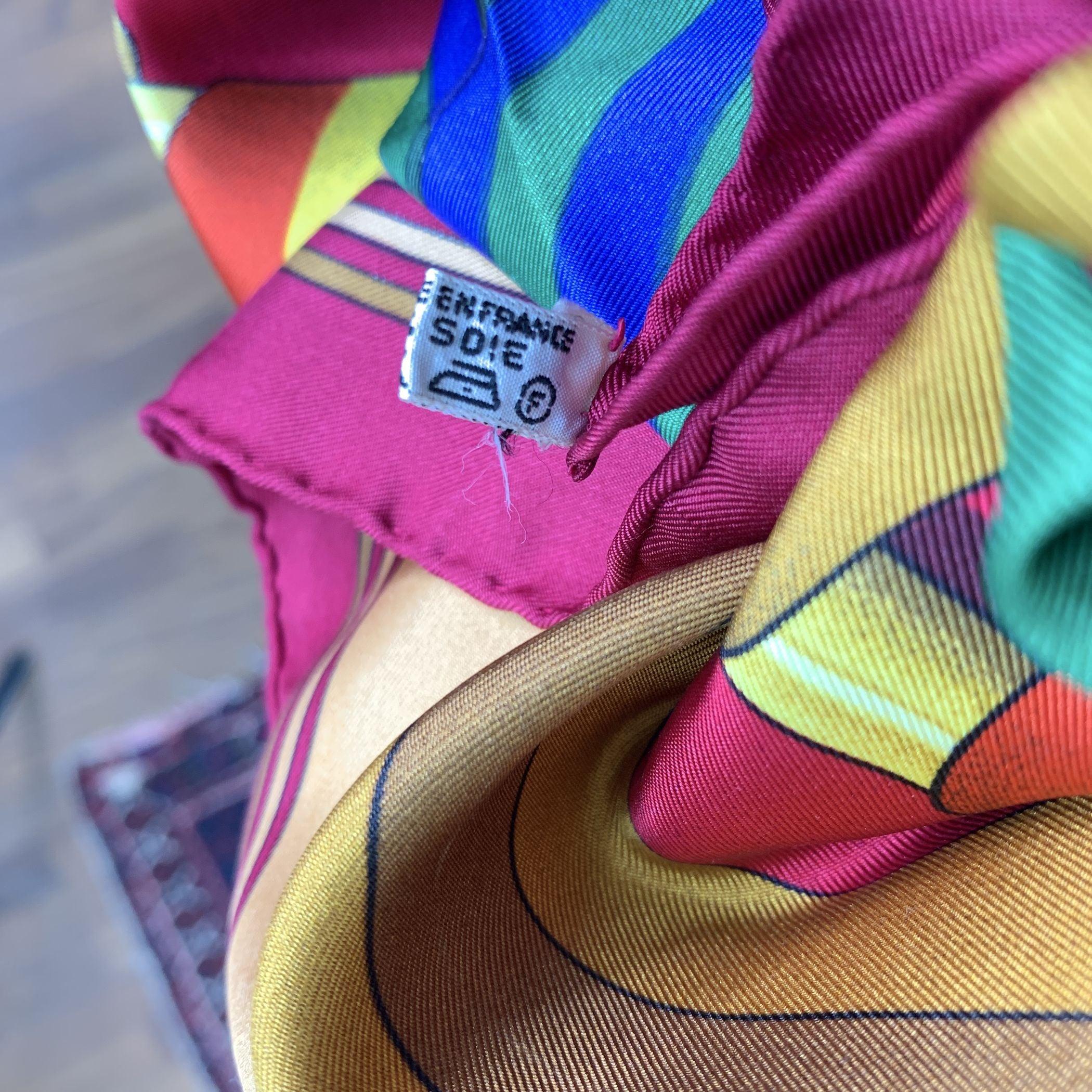 Hermes Vintage Pañuelo de Seda Les Sangles Cinturones 1985 Metz Magenta en Excelente estado para la venta en Rome, Rome