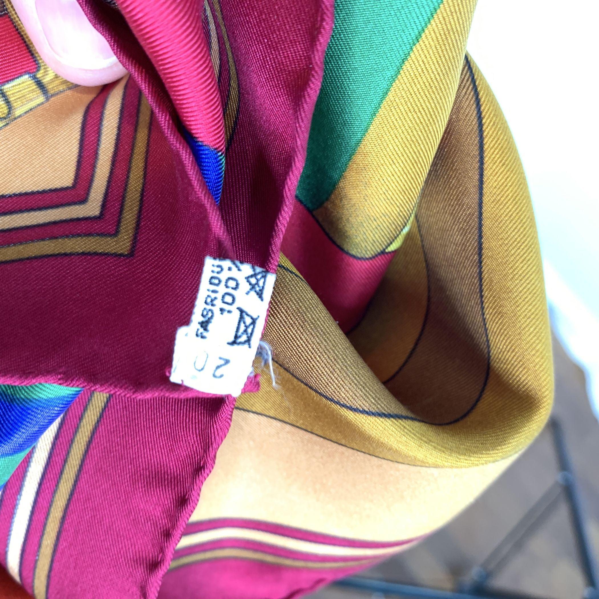 Femenino o masculino Hermes Vintage Pañuelo de Seda Les Sangles Cinturones 1985 Metz Magenta en venta