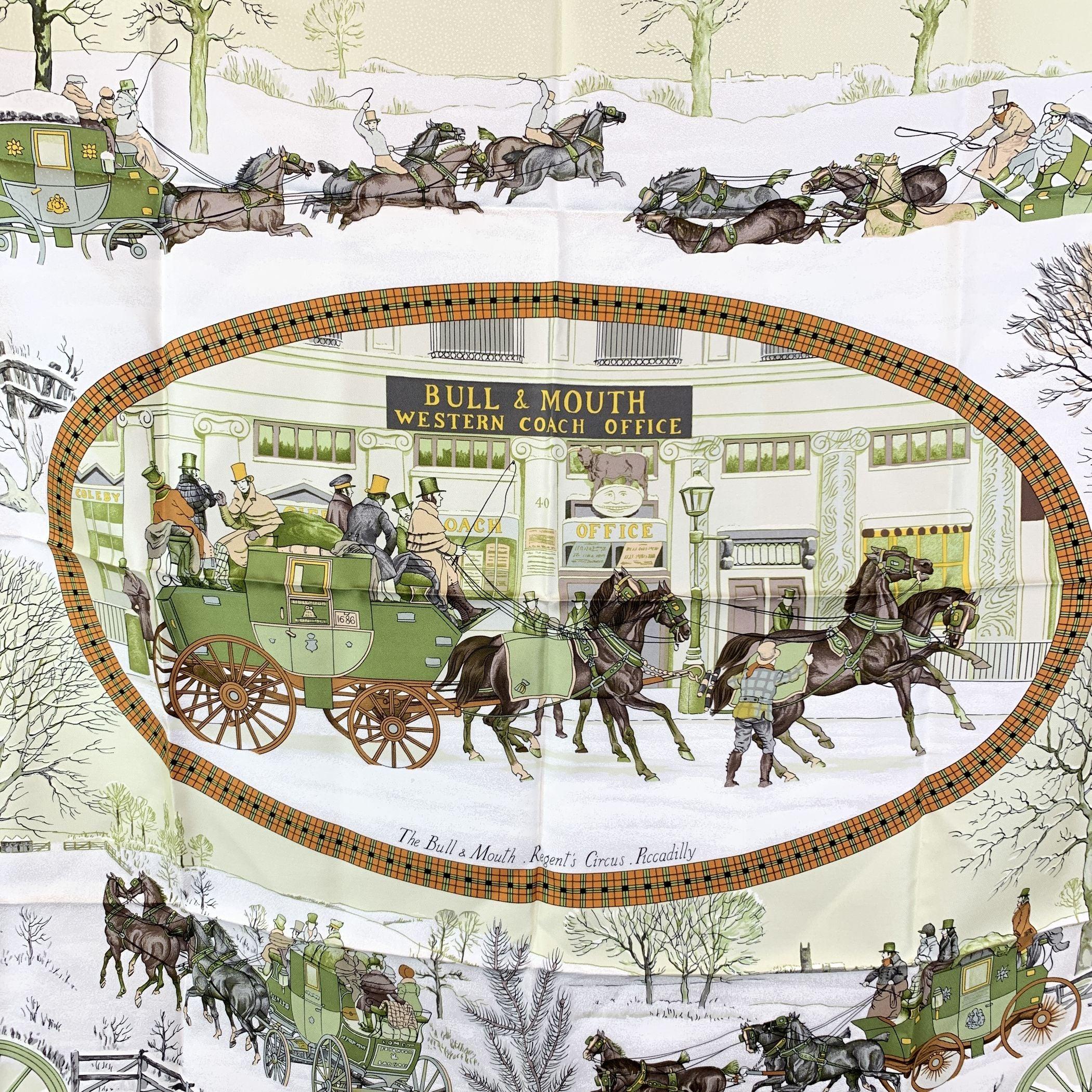 Este impresionante pañuelo de seda Hermes, titulado L'HIVER EN POSTE, es una obra maestra diseñada por el renombrado artista Philippe Ledoux. Emitido por primera vez en 1975, el diseño se inspira en el sistema de reparto postal de principios de