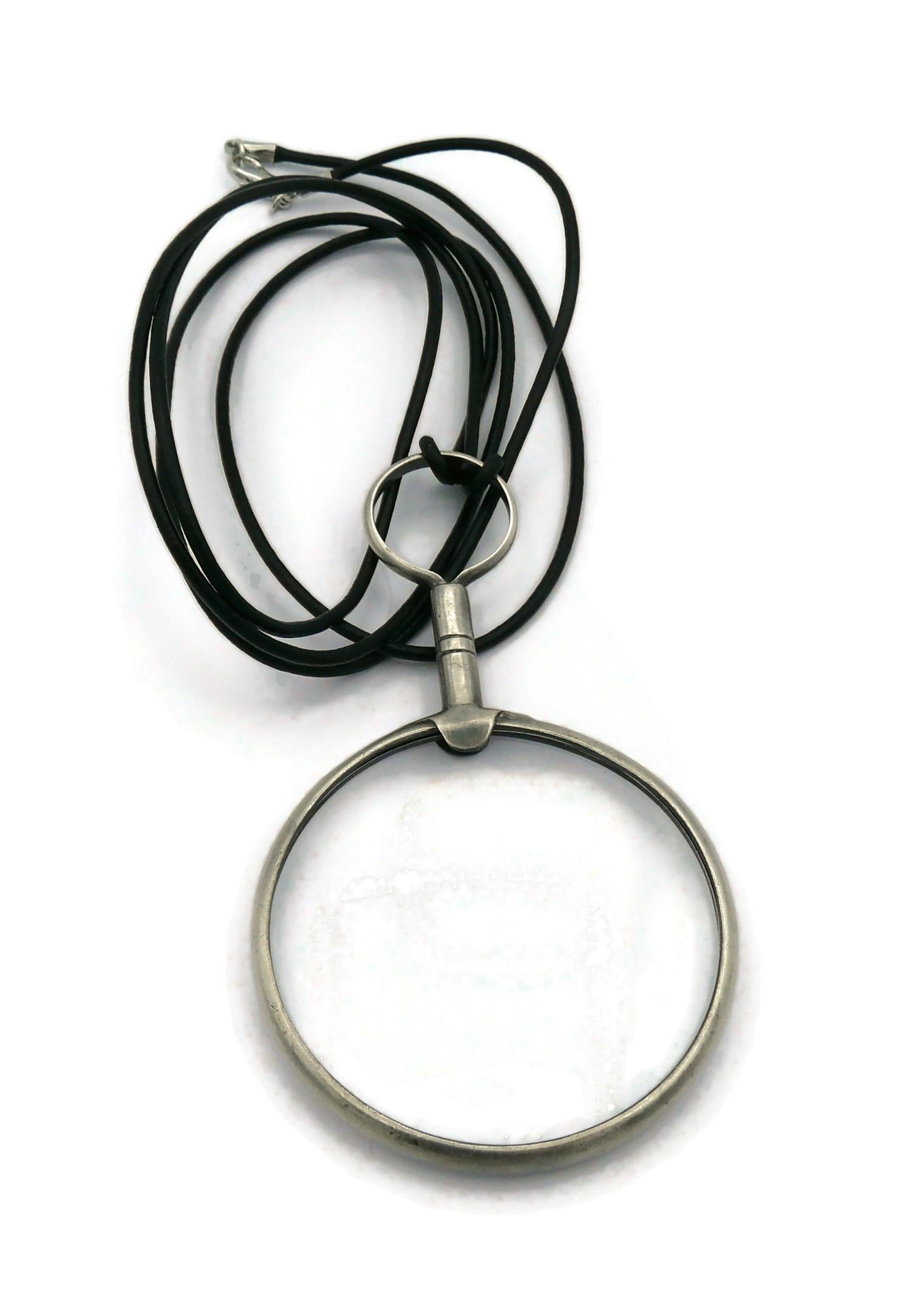 HERMES vintage silver magnifying glass pendant.

The pendant will come with a black leather shoe lace (not HERMES - see the pictures - length approx. 97 cm).

Embossed HERMES France.
French silver Crab hallmark.
Silversmith hallmark.

Indicative