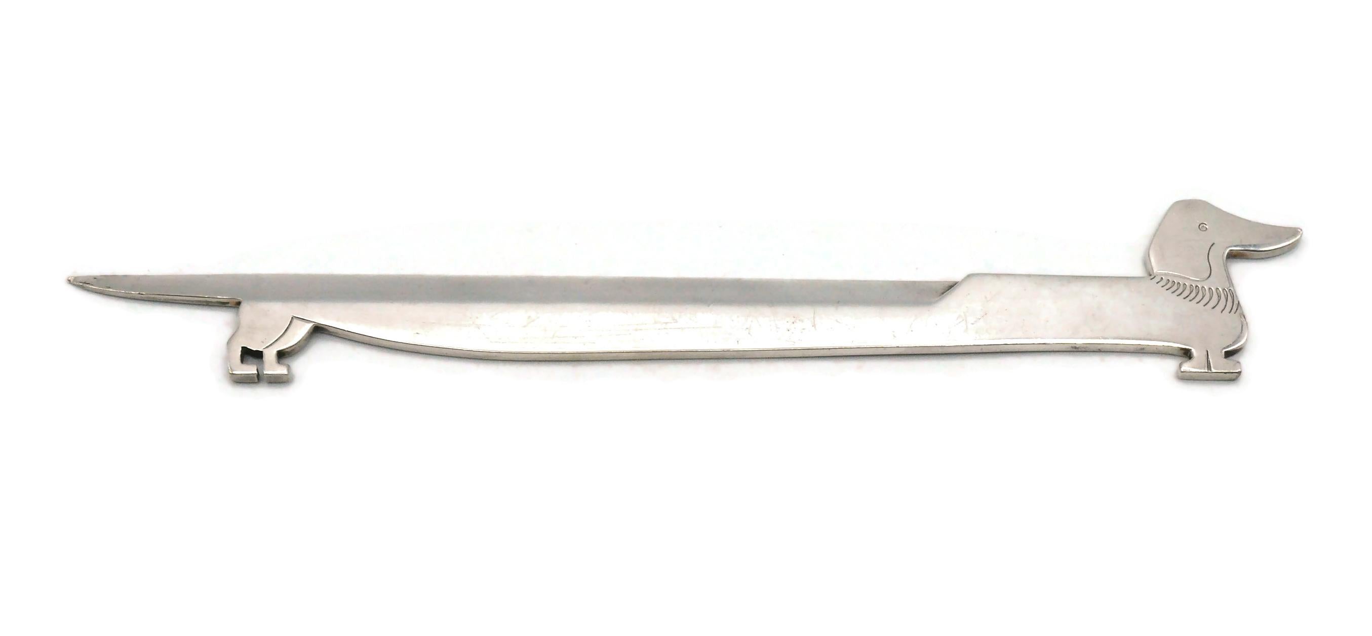 HERMES Paris vintage silver plate dachshund letter opener.

Embossed HERMES PARIS.
RAVINET D'ENFERT hallmark.

Indicative measurements : max. length approx. 23 cm (9.06 inches) / max. width 3.7 cm (1.46 inches).

Material : Silver plate metal
