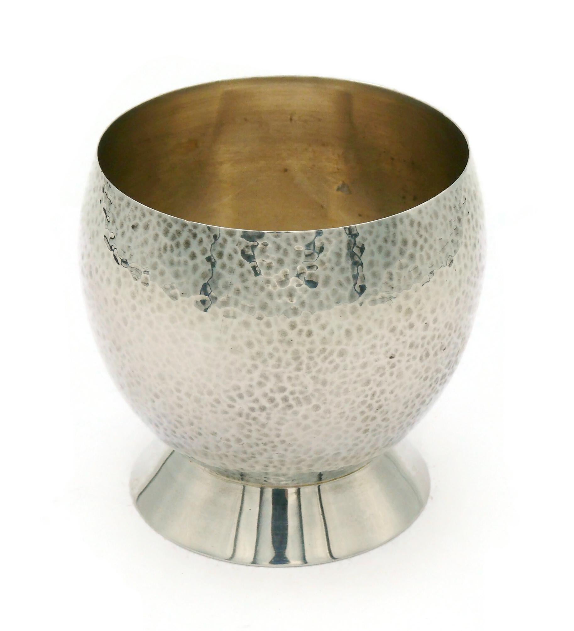 HERMES vintage silver plate small ball vase on pedestal featuring an hammered design.

Embossed HERMES PARIS Made in France.

Indicative measurements : height approx. 7 cm (2.76 inches) / diameter of the base approx. 5.6 cm (2.20 inches) / diameter