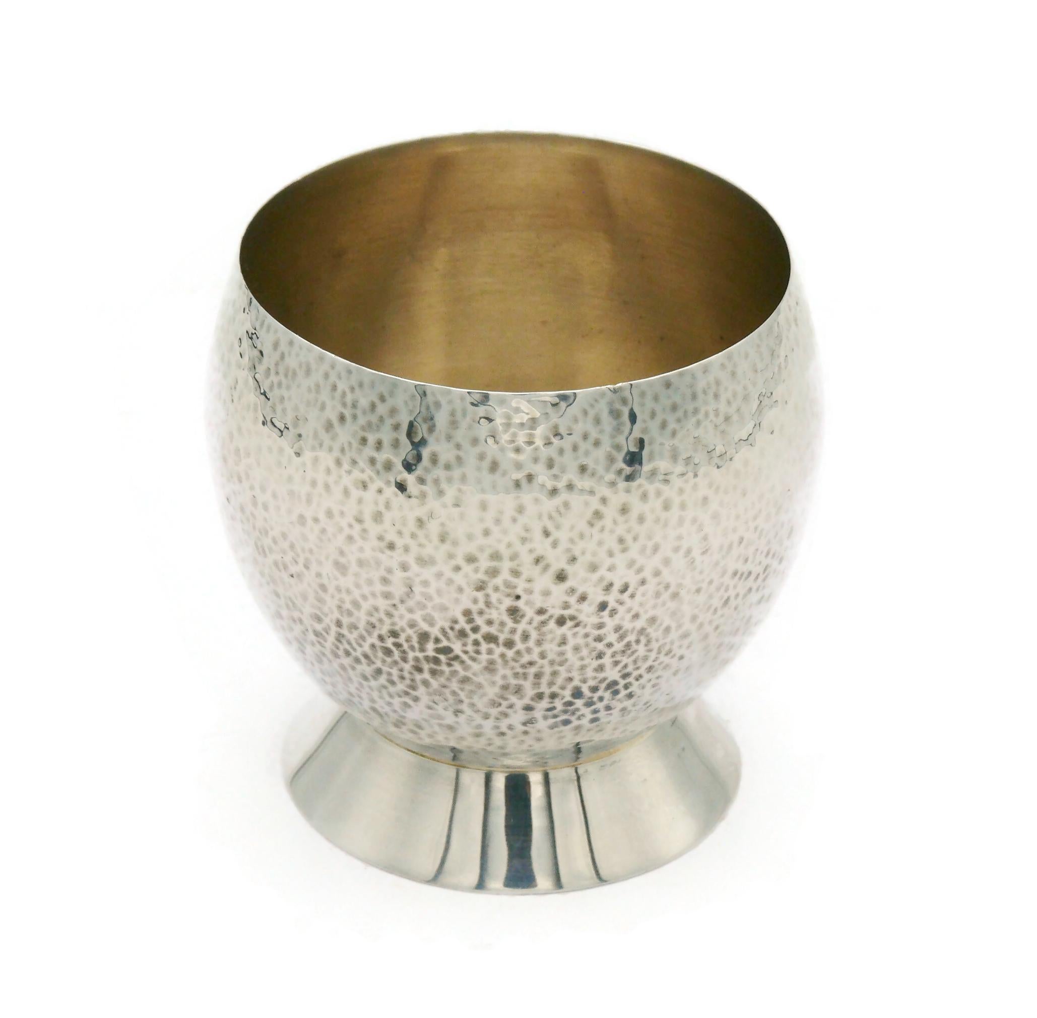 Beige HERMÈS, petit vase vintage en métal argenté martelé en vente