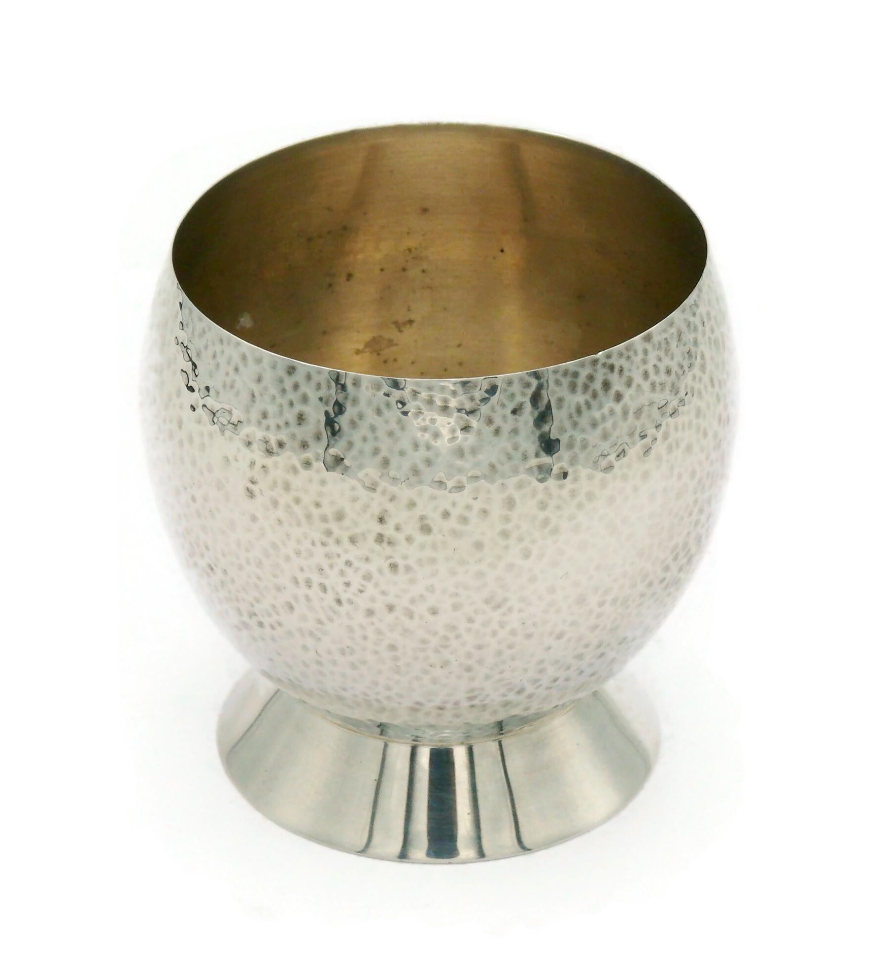 HERMÈS, petit vase vintage en métal argenté martelé Unisexe en vente
